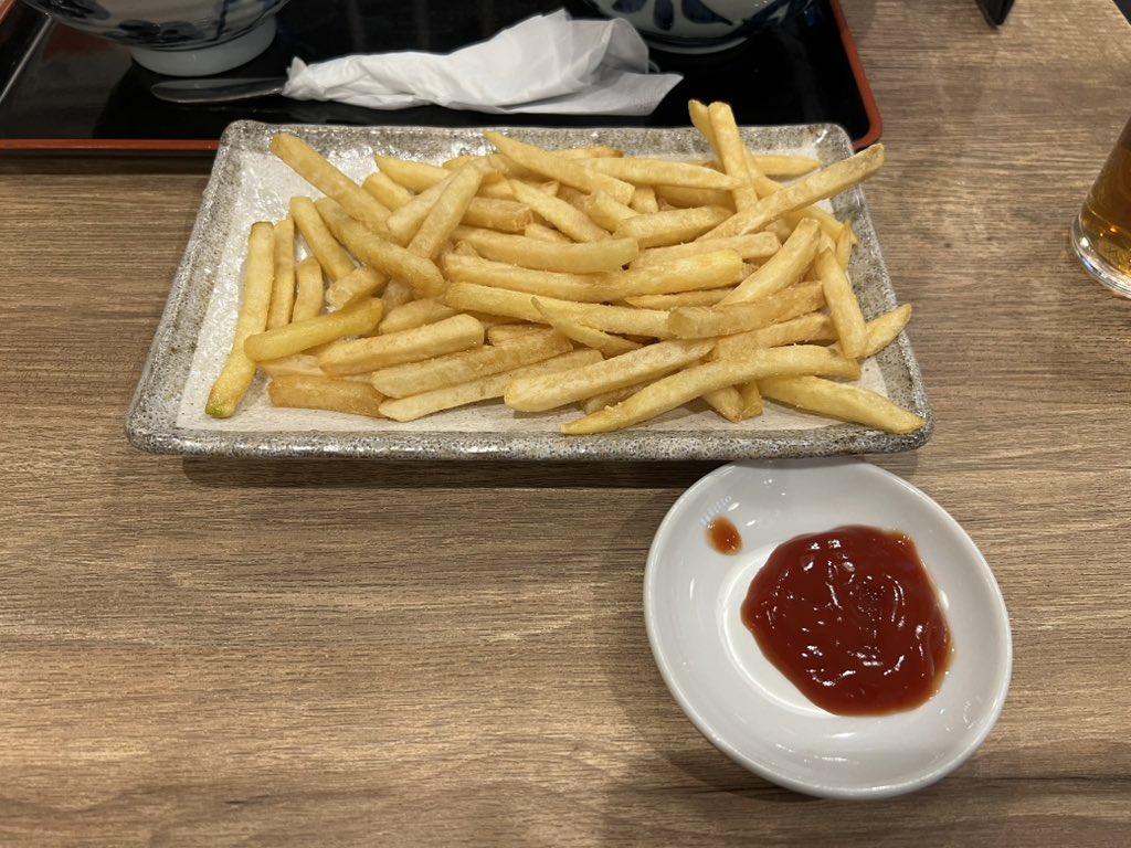osugi_810's tweet photo. 今夜は最寄の蕎麦屋で
カレー丼ミニたぬきそばセットと
ポテトフライにしました♬😋✨ https://t.co/hgds85Z8RK