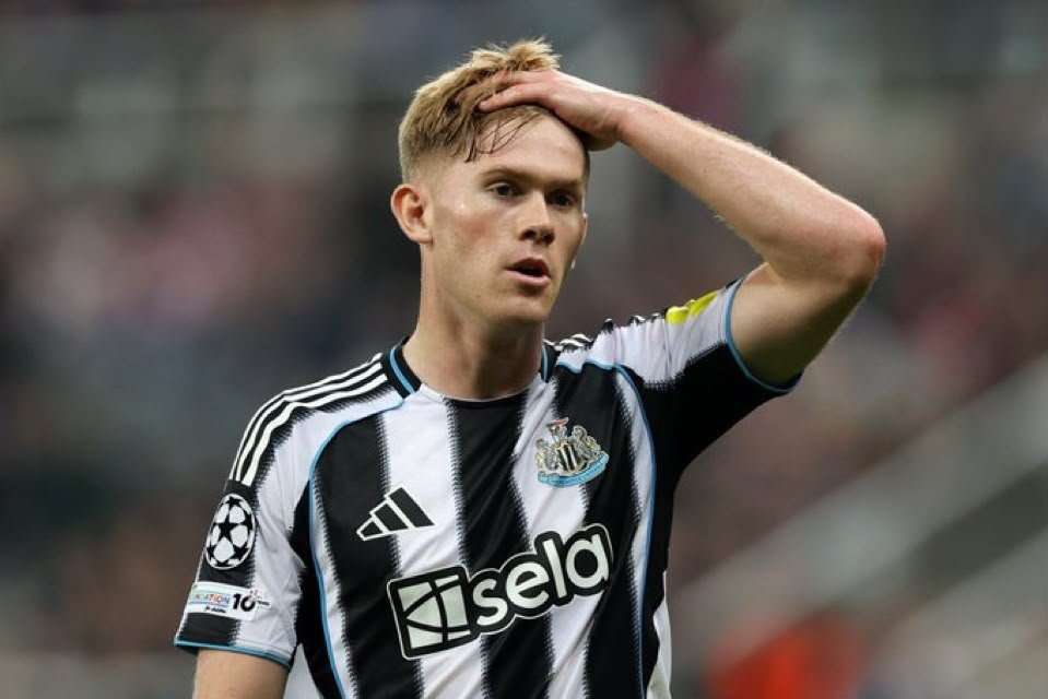 StretfordEndT_'s tweet photo. 🚨🔴 𝐁𝐑𝐄𝐀𝐊𝐈𝐍𝐆: Lewis Hall has informed Newcastle that he wants to leave and join Manchester United.

Following Eddie Howe’s departure, the England international has made #MUFC his priority, believing Old Trafford is the best place for his development.

[@LaurenWhitwell] https://t.co/pHjoLJPhu9