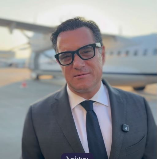 RXRqdEgogik2Z9P's tweet photo. Σπύρο, 
και εμφύτευση να κάνεις
και botox να κάνεις
και γυαλιά AI να βάλεις
και γυαλιά νυχτερινής όρασης να βάλεις
και σκάφανδρο να βάλεις
και στολή αστροναύτη να βάλεις,
πάντα
μα πάντα
θα παραμένεις ένας φελλός!!! https://t.co/AuyTn5qYvL