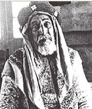 fahad_alkulaib's tweet photo. "أصول وجذور أسر وعوائل رحلت قديما عن #الزلفي ولم يبق لها وجود بتلك الأسماء" ولقد ارتحلت عن الزلفي في زمن ليس بقريب،_          "سلسلة حلقات منتظمة نعرضها مدعمة بالوثائق والروايات".                                   أسرة #الذكير هي عائلة كريمة تعود جذورها التاريخية إلى  #الزلفي ، سكنت قرية سمنان  وهم أبناء عمومة لأسرة #الحمادي بسمنان بالزلفي ،ومنها انتقل جدها  إلى عنيزة : ويعود لقب "الذكير" إلى الجد الفطن الذكي  صاحب الرأي والمشورة النافذة  الكريم الوجيه #مقبل_بن_ماجد_الأسعدي في آواخر القرن الثاني عشر الهجري (حوالي عام 1737م ) إلى مدينة #عنيزة اشتهر أفراد  من عائلة #الذكير  قديمًا بالنشاط التجاري الواسع وامتهنوا الغوص وتجارة اللؤلؤ والعقار، منهم المؤرخ النجدي عالم الأنساب  الذي صنف مخطوط لتاريخ نجد يُعد مرجعًا سماه:" مطالع السعود في أخبار نجد و آل سعود" وكتب فيه عن #الزلفي ، عمل مديرًا لمالية الأحساء عام 1314هـ #مقبل_بن_عبدالعزيز_بن_مقبل_الذكير المتوفى عام 1363هـ ،من الأساعدة  من عتيبه ،يقول :مقبل بن عبد العزيز الذكير ما نصه :-"الذكير من عتيبه من إلا ساعدة ، ارتحلوا من #الزلفي في أواخر القرن الثاني عشر ونزلوا عنيزة وهم أربعة أخوة مقبل بن عبدالله وهو جد جميع الذكير الموجودين وله من الأولاد :- عبد العزيز : لم يبق منهم إلا مقبل العبدالعزيز وبنوه، وأحمد : لم يبق منهم إلا صالح الاحمد المقبل بن احمد، ومحمد : جد الـ حمد  ومنهم ذرية صالح الصالح وذرية عبدالعزيز الصالح ، ومبارك: لم يبق من ذريته إلا نساء ،وعبد الرحمن : هو الجد الثاني لأسرته آل ذ كير الموجودين اليوم ،كما ورد ذكر لهذه الأسرة في كتاب إمارة الزبير بين هجرتين حيث يقول صاحب الكتاب :-"الذكير من البيوت العربية المشهورة في حقل الاقتصاد وهم ينتمون إلى بني ساعدة أحد أفخاذ عشيرة عتيبة المعروفة التي ترجع إلى هوازن ،كان جدهم الخامس ماجد يسكن البادية ضمن عشيرة الا ساعدة ولكن  حدث بينه وبين ابن عمه خلاف ترك على إثره البادية وسكن الحاضرة ،واتخذ من #الزلفي التي يفصلها عن سدير الوادي مسكنا له ،وبعد فترة من الزمن جاء أحد ابنائهم وهو محمد  فأتخذ التجارة بين الزبير وا لزلفي عملا له بواسطة قوافل الجمال ،وهذا أول عهد لهم بدخول أرض العراق وذلك سنة 1150 هـ ، ولم يكن لقبهم الذي يعرفون به اليوم هو لقبهم الأصلي ،بل كانوا يعرفون "بال ماجد " ولكن الشيخ محمد حينما كان يتعاطى التجارة أخذ يدرب ابنه مقبل على الأعمال التجارية وهو في الخامسة عشرة من عمره وكان مقبل هذا ذكيًا فطنًا يساعد والده مساعدة كبيرة في أعماله ويرافقه الى الزبير ،وفي أحدى السفرات الموافقة في سنة 1160هـ كان مع القافلة شخص يسمى مقبل أيضا فإذا ما نودي على مقبل هذا ،جاء إليه مقبل الماجد ولبى الطلب مما أدى  إلى الالتباس وابقاءً على احترام مقبل الماجد نجل الشيخ محمد أطلق عليه مقبل الذكير  وكلمة  الذكير  تطلق على الذكي الفطن ،ومن ذلك العهد أخذ مقبل لقب  الذكير وكان ذلك سنة 1170هـ ، ثم إن مقبل الذكير اتسعت  أعماله التجارية وترك إخوه في الزلفي وسكن في بلدة عنيزة وقد رزق أربعة أولاد هم :-( محمد الذي من ذريته الوجيهان عبد الرحمن وأحمد الصالح الذكير   اللذان عملا في التجارة في البصرة واشتهر أمرهما  ،وأحمد الذي من ذريته صالح ،وعبد العزيز الذي من ذريته مقبل الساكن في البحرين "يقول الشيخ ابن بسام في كتابه علماء نجد خلال ستة  قرون ،الجزء الثالث -ص 951 مانصه:-" أقرب أسر الاساعدة إلى الذكران هم الحماميد  سكان شعيب سمنان الواقع بقرب بلدة الزلفي" وقد اتصفت  اسرة الذكير بالكرم والشجاعة والنخوة  منذ القدم ، ولقدورد لها ذكر بالوثائق العثمانية والعربية  .#الزلفي