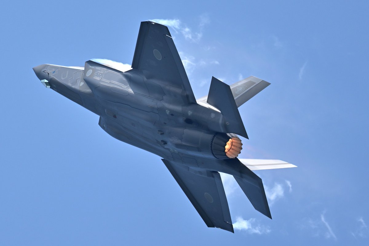 airbase111's tweet photo. 今日の小松
　303SQ　
    F-35A の ハイレートクライム 4機
#小松基地 https://t.co/46PDic3vDl
