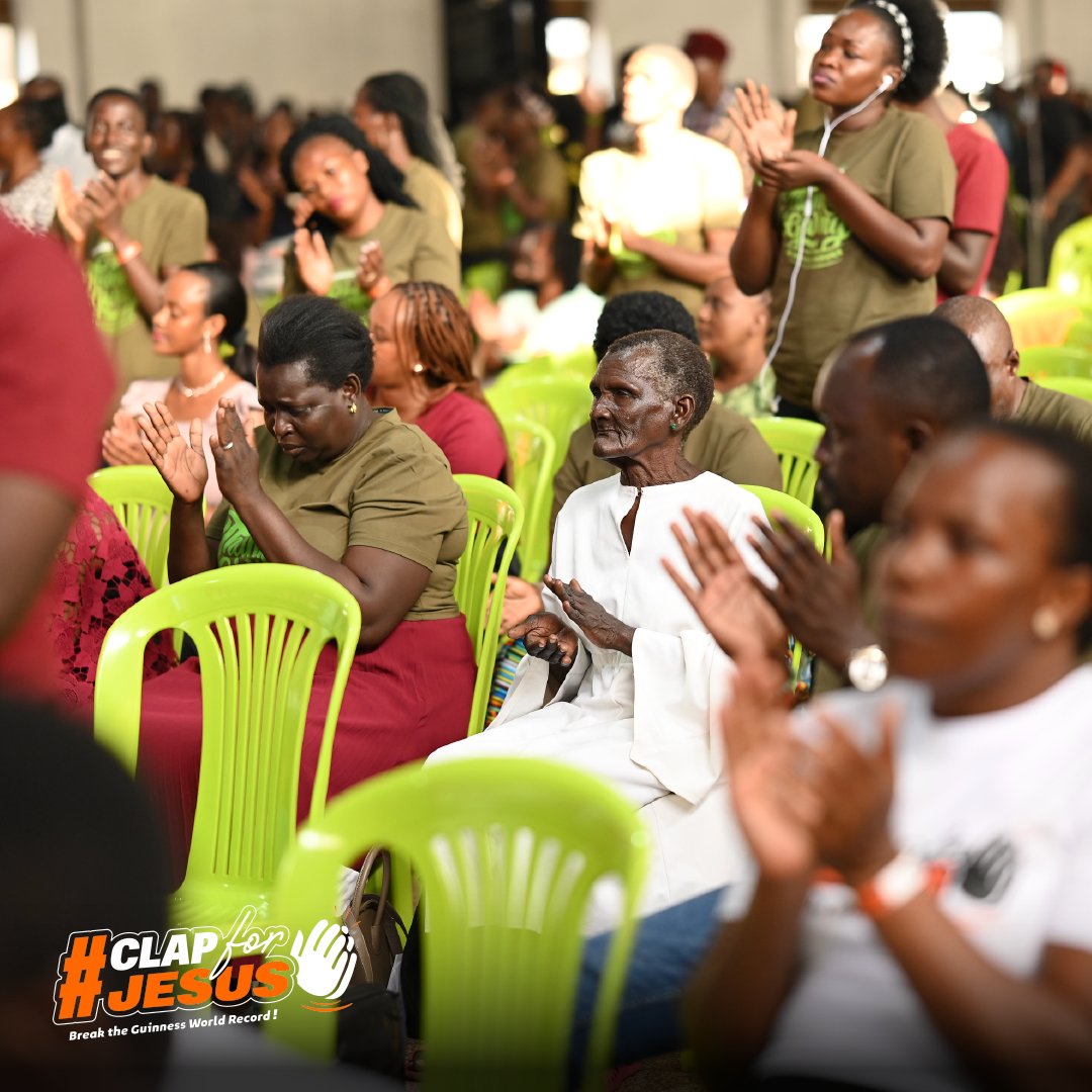 Mirembe1Joy's tweet photo. Exactly 3 years ago on 30th July 2023, thousands of us gathered and broke the record clapping non-stop for OVER 3 hours and 16minutes! 👌❤️😁

It was systematic, enthusiastic, historical and absolutely record breaking!

A world record, simply CLAPPING FOR JESUS 🙏🙌😄 https://t.co/ZxxlzYWFaA