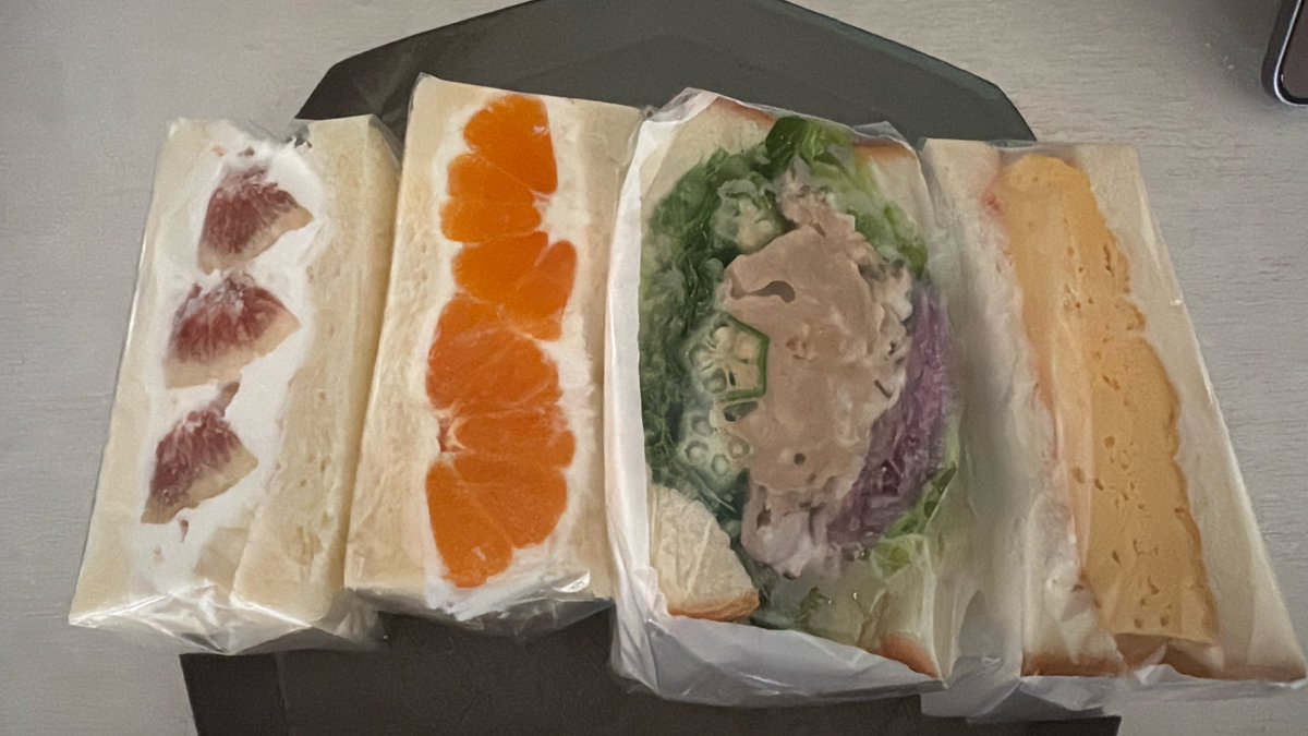 osushi4234's tweet photo. 近所のサンドイッチ屋に行って、生まれて初めてフルーツサンド購入。1番左はイチジクのフルーツサンドなんだけどこれが激ウマでした。イチジク自体初めて食べたし。

日暮らしサンドイッチというお店。千葉駅近くに来たらオススメです。

#スイーツ　#千葉 https://t.co/2sCeaItcq9
