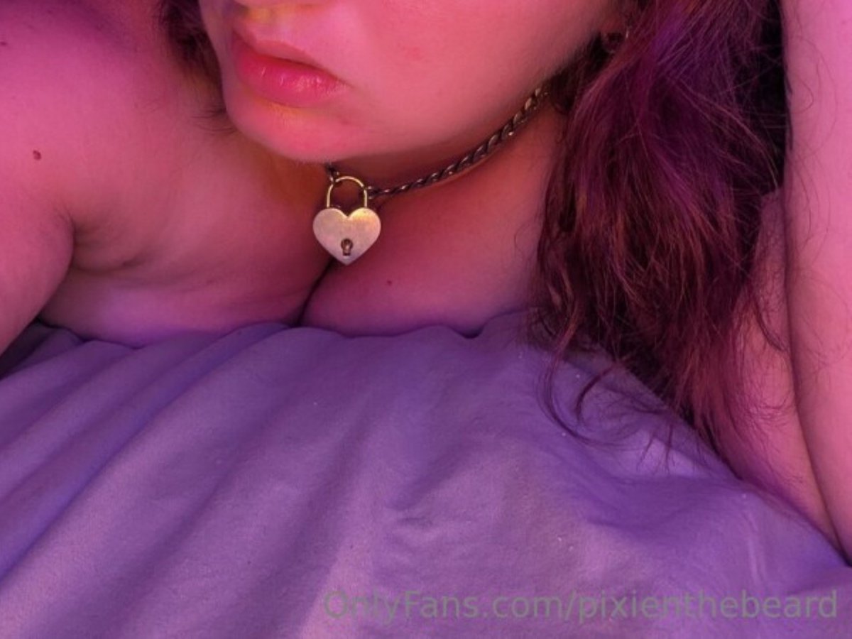 pixienthebeard's tweet photo. We're over the hump day so how about some cleavage. Cum say hi we dont bite 😏 much. #nsfwtwt #horny #bigirl #enm #moothunt https://t.co/8sLm5V7uTP