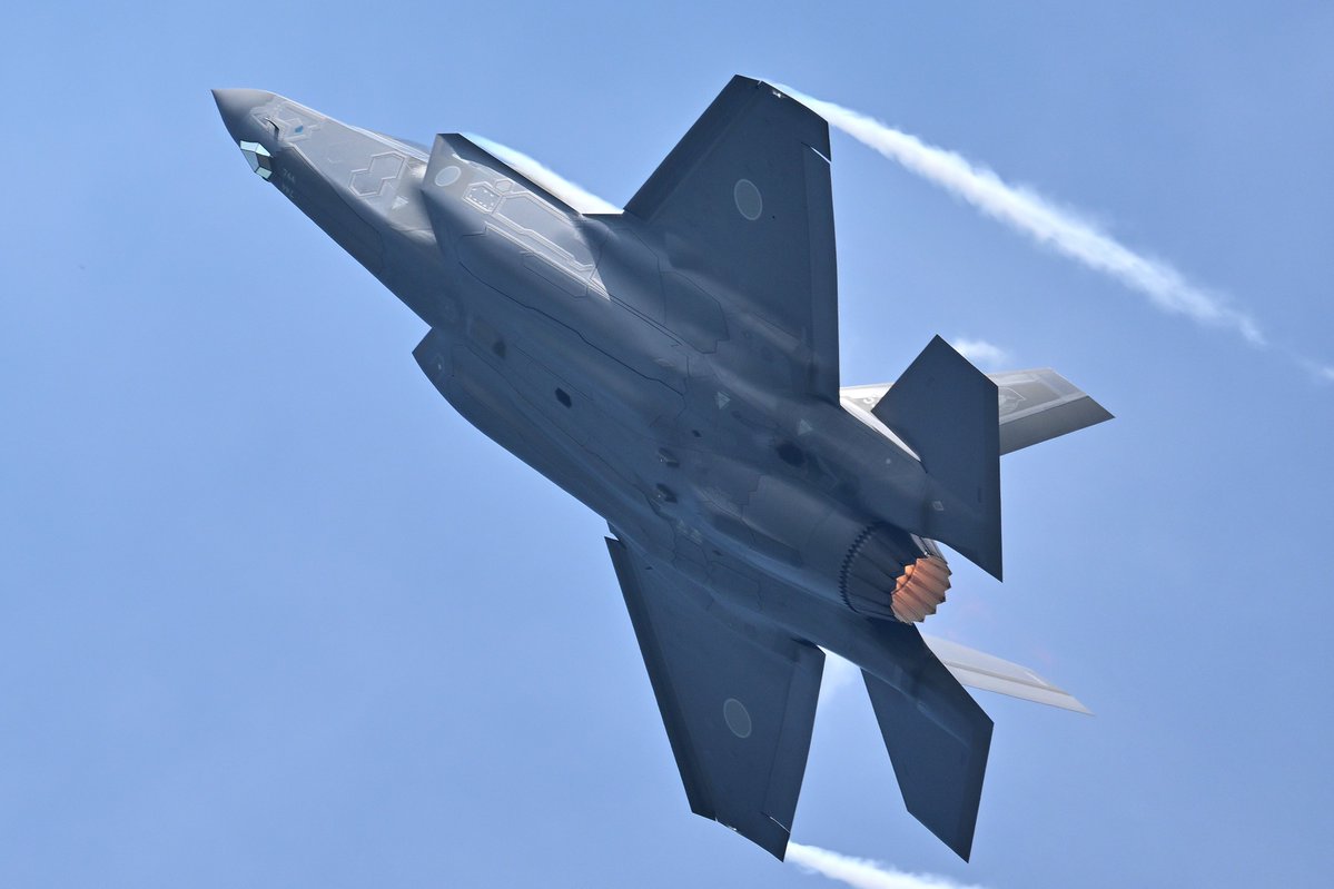 airbase111's tweet photo. 今日の小松
　303SQ　
    F-35A の ハイレートクライム 4機
#小松基地 https://t.co/46PDic3vDl