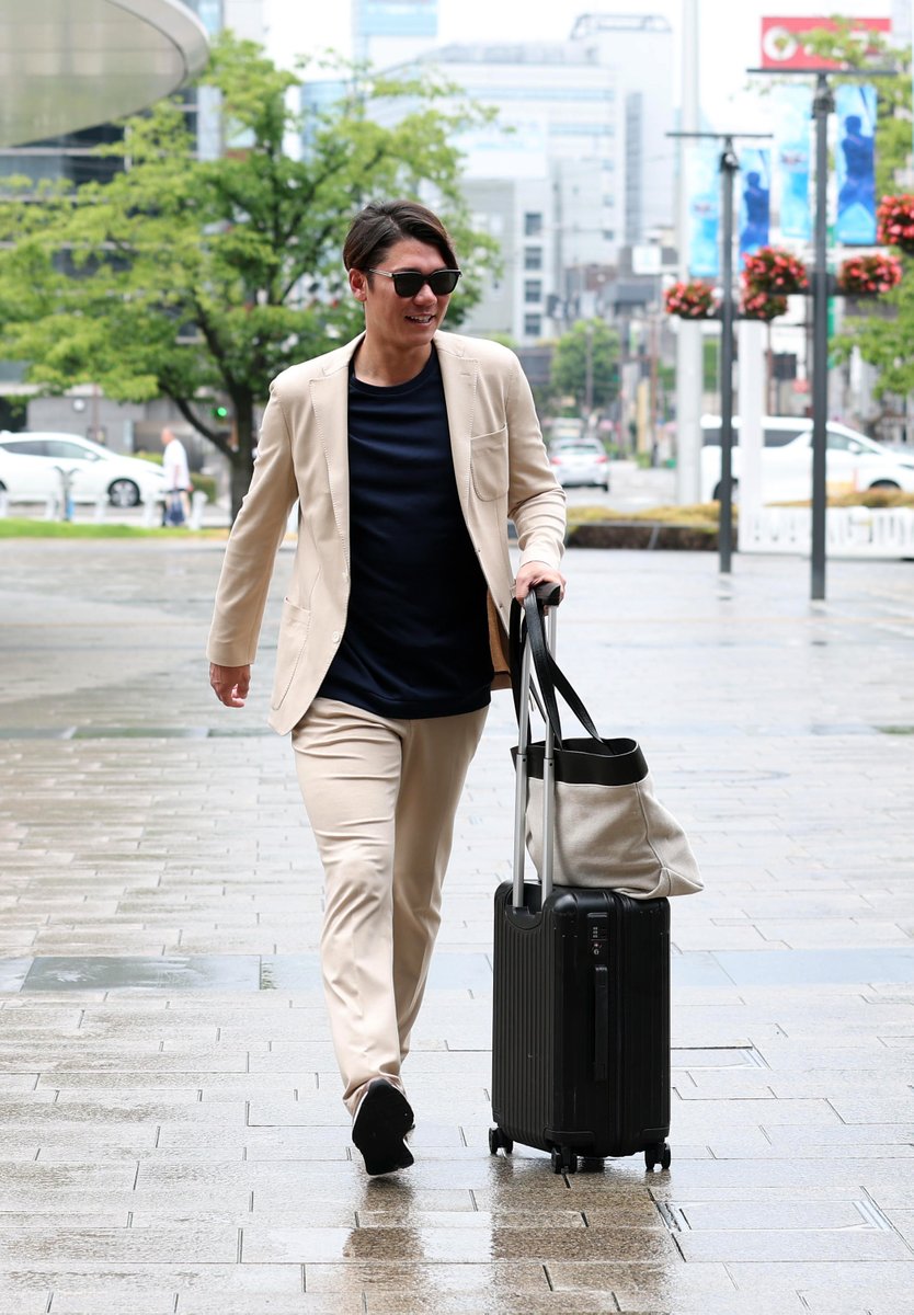 sanspo_giants's tweet photo. 【🚅#移動風景から✈️】

オールスター出場組は新幹線で富山から帰京

#坂本勇人 選手は、さわやかなセットアップにサングラスをかけて登場（撮影・水島啓輔）

#巨人 #ジャイアンツ #giants #サンスポ https://t.co/GFstOYGfEE