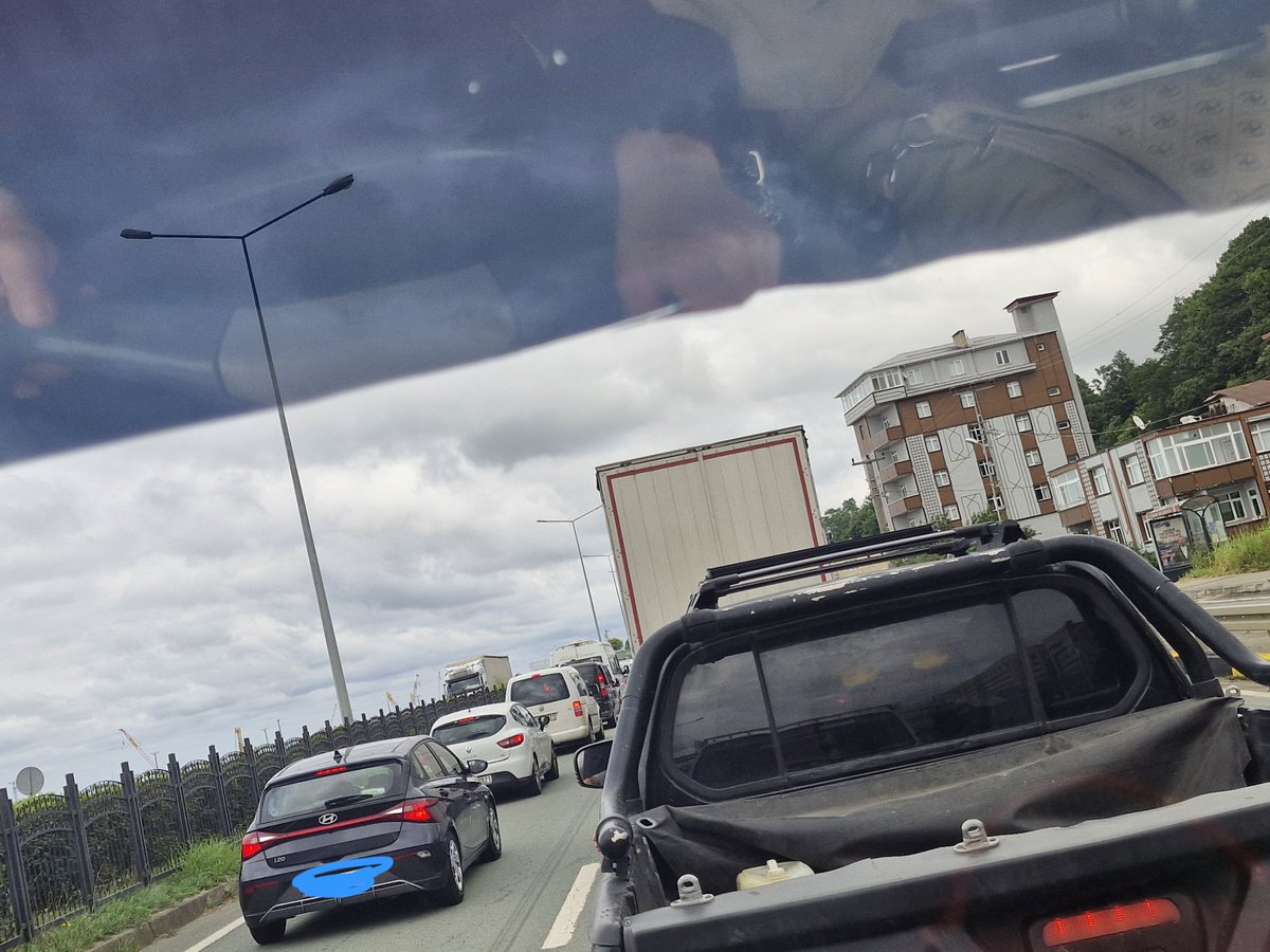 nazardoesexit's tweet photo. İstanbul trafiğinden kaçarken rize trafiğine yakalanmam şoku https://t.co/sbZHHqSc7H