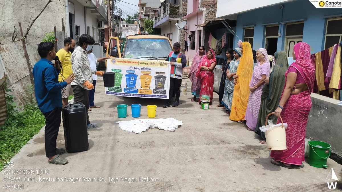 NRatlam's tweet photo. नगर पालिक निगम रतलाम की IEC टीम द्वारा रहवासियों को 4-बिन कचरा पृथक्करण की जानकारी देकर गीले, सूखे, घरेलू खतरनाक एवं सैनिटरी कचरे को अलग-अलग बिन में डालने के लिए जागरूक किया गया।
 #SwachhMP #SwachhBharat #SafaiApnaoBimaariBhagaao @MoHUA_India @SwachhBharatGov @urbansbm https://t.co/W4WeToTVAS