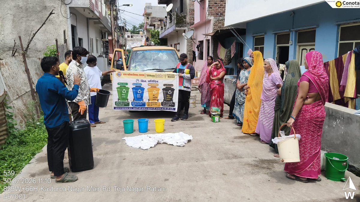 NRatlam's tweet photo. नगर पालिक निगम रतलाम की IEC टीम द्वारा रहवासियों को 4-बिन कचरा पृथक्करण की जानकारी देकर गीले, सूखे, घरेलू खतरनाक एवं सैनिटरी कचरे को अलग-अलग बिन में डालने के लिए जागरूक किया गया।
 #SwachhMP #SwachhBharat #SafaiApnaoBimaariBhagaao @MoHUA_India @SwachhBharatGov @urbansbm https://t.co/W4WeToTVAS
