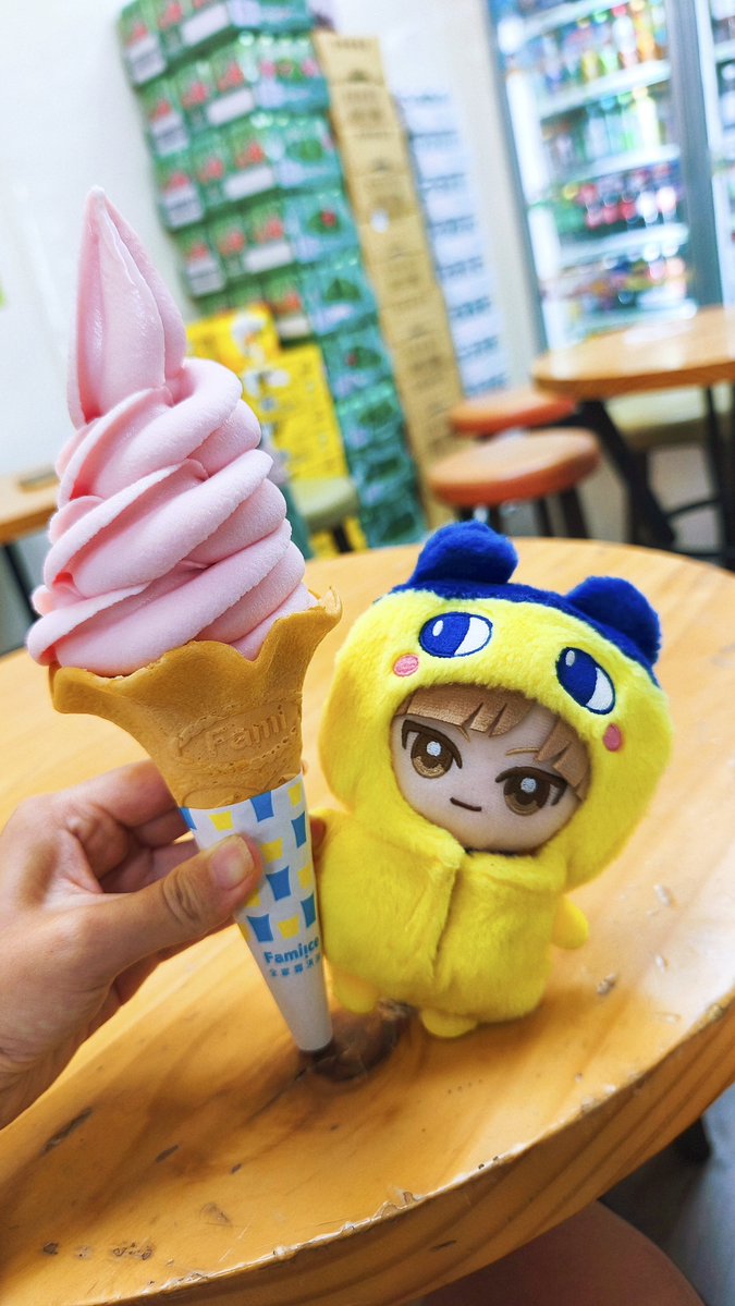 donnostop's tweet photo. 白布くんとアイスクリーム🍦 https://t.co/B3mONCc2w8