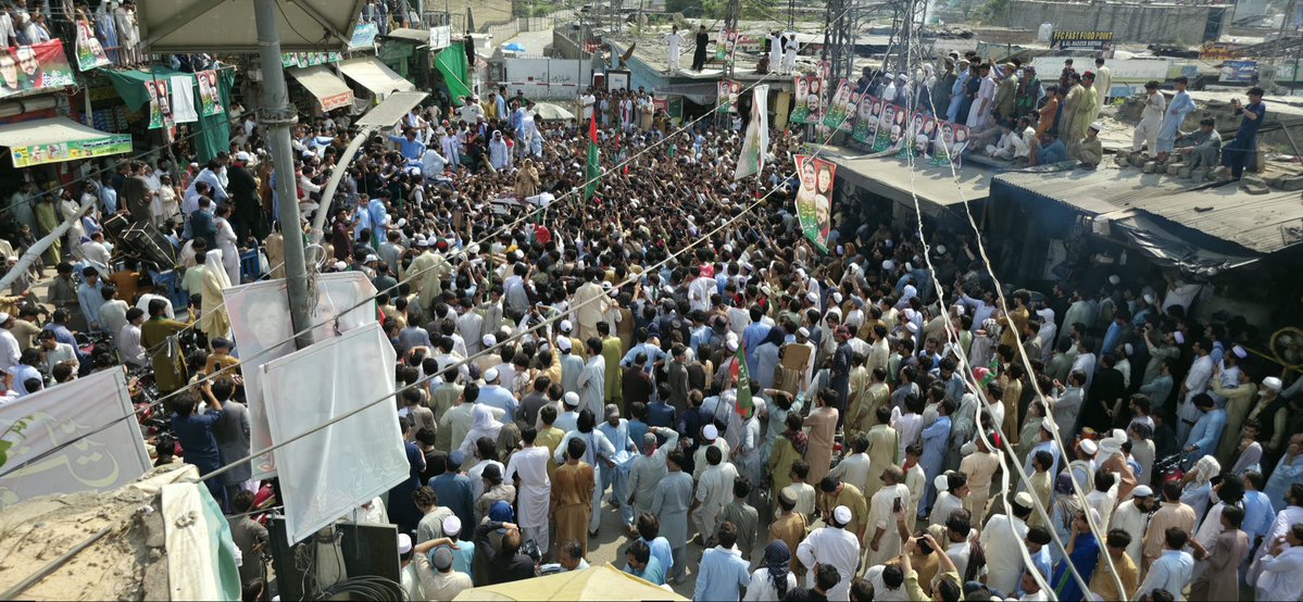 gulzafarkhan's tweet photo. باجوڑ میں علیمہ خانم کا تاریخی استقبال ۔عوام کی بڑی تعداد نے شرکت کی، جوش و جذبہ دیدنی رہا۔ کپتان سے محبت اور وابستگی کا اظہار بھرپور انداز میں کیا گیا۔
@PTIofficial https://t.co/rvxCPf5LNR