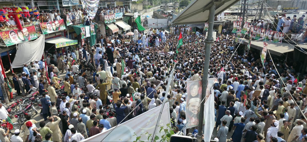 gulzafarkhan's tweet photo. باجوڑ میں علیمہ خانم کا تاریخی استقبال ۔عوام کی بڑی تعداد نے شرکت کی، جوش و جذبہ دیدنی رہا۔ کپتان سے محبت اور وابستگی کا اظہار بھرپور انداز میں کیا گیا۔
@PTIofficial https://t.co/rvxCPf5LNR