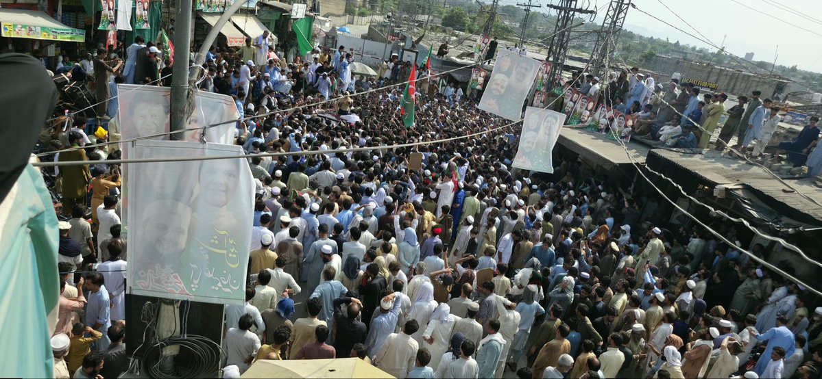 gulzafarkhan's tweet photo. باجوڑ میں علیمہ خانم کا تاریخی استقبال ۔عوام کی بڑی تعداد نے شرکت کی، جوش و جذبہ دیدنی رہا۔ کپتان سے محبت اور وابستگی کا اظہار بھرپور انداز میں کیا گیا۔
@PTIofficial https://t.co/rvxCPf5LNR