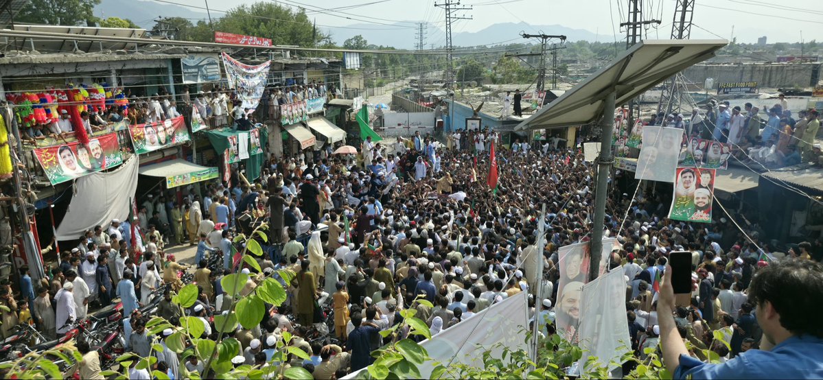 gulzafarkhan's tweet photo. باجوڑ میں علیمہ خانم کا تاریخی استقبال ۔عوام کی بڑی تعداد نے شرکت کی، جوش و جذبہ دیدنی رہا۔ کپتان سے محبت اور وابستگی کا اظہار بھرپور انداز میں کیا گیا۔
@PTIofficial https://t.co/rvxCPf5LNR