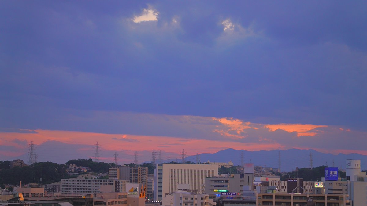 BIGHDD2's tweet photo. 🇯🇵明治天皇祭🇯🇵の

🌥️夕空🌥️18:40（32℃!!💦）

#イマソラ
#イマフジ https://t.co/VbExahp7L5