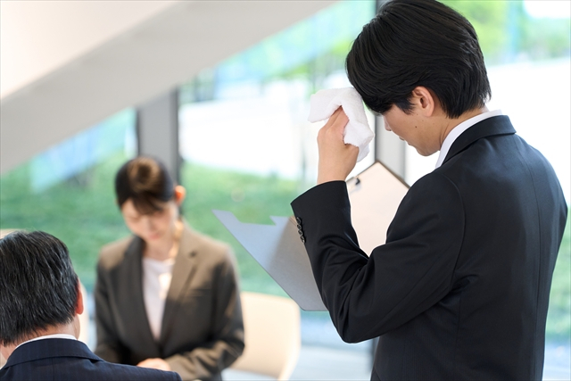hiroki_RubBase's tweet photo. 「営業ってなんか苦手…」「売り込むの、すごく怖いな…」「ひどいこと言われて傷つきそう」🥲

そうやって心がキュッとなっている方に、まず伝えたいことがあります。

営業が怖いって感じる人はね、実は「相手に嫌な思いをさせたくない、すごく優しい人」なんです。だから、自分は営業に向いてないなんて絶対に思わないでくださいね。

多くの人が「営業＝お願いして買ってもらう仕事」って思いがちです。でもね、それは大きな勘違い！

営業は、お客様の悩みを一緒に解決する「伴走者」なんです。

だから、無理に商品を売り込む必要なんて1ミリもありません。あなたがやるべきなのは、上手くアピールすることじゃなくて、「今、何に困ってますか？」って隣で優しく話を聞いてあげることだけ。

売りつける嫌な奴にならなくて大丈夫。 今日から、お客様の横を一緒に走る「心強い伴走者」になってみませんか？
それだけで、営業の怖さはすーっと消えていきますよ😊

時代とともに、営業スタイルは変わりますが・・・今のオイラの会社もそんな感じに変わりました。
コンプラ、個人情報、ハラスメント・・・窮屈だけど、優しくあることが価値につながります

💡「営業の基本」を毎日コツコツ発信中！ 気軽に「いいね」やフォローしてもらえると嬉しいです！