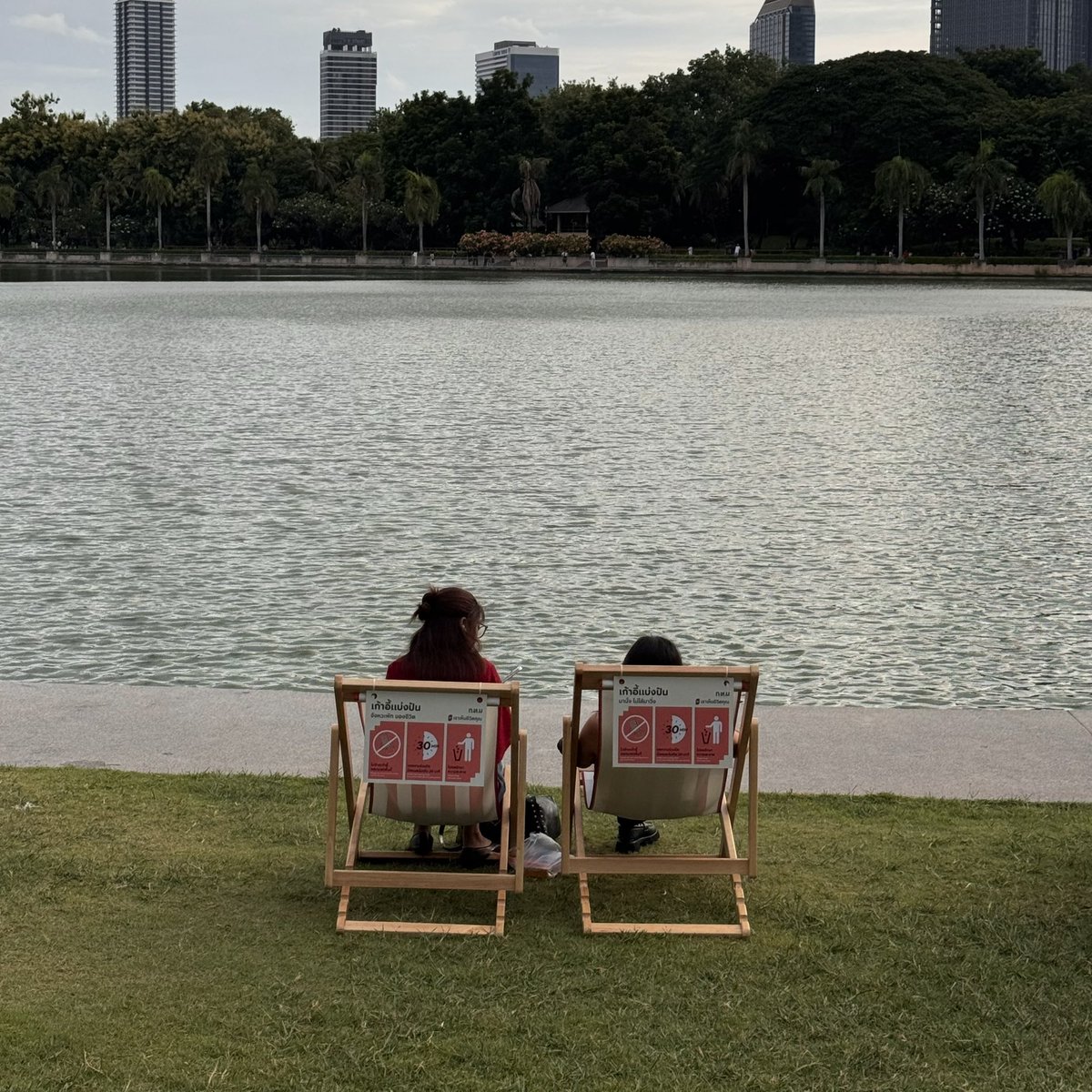 sfkkfs_'s tweet photo. นี่ไปนั่งอ่านหนังสือมาพักใหญ่ๆ ชอบมากก จะนั่งพื้นหรือนั่งเก้าอี้ก็ชิลอะ 🎧📚 ชอบคำคมบนเก้าอี้แบ่งปัน AP เข้าใจคิดอะ แต่ละประโยคฮีลใจดี #APThai #ชีวิตดีๆที่เลือกเองได้ https://t.co/wDSE1F3WT8
