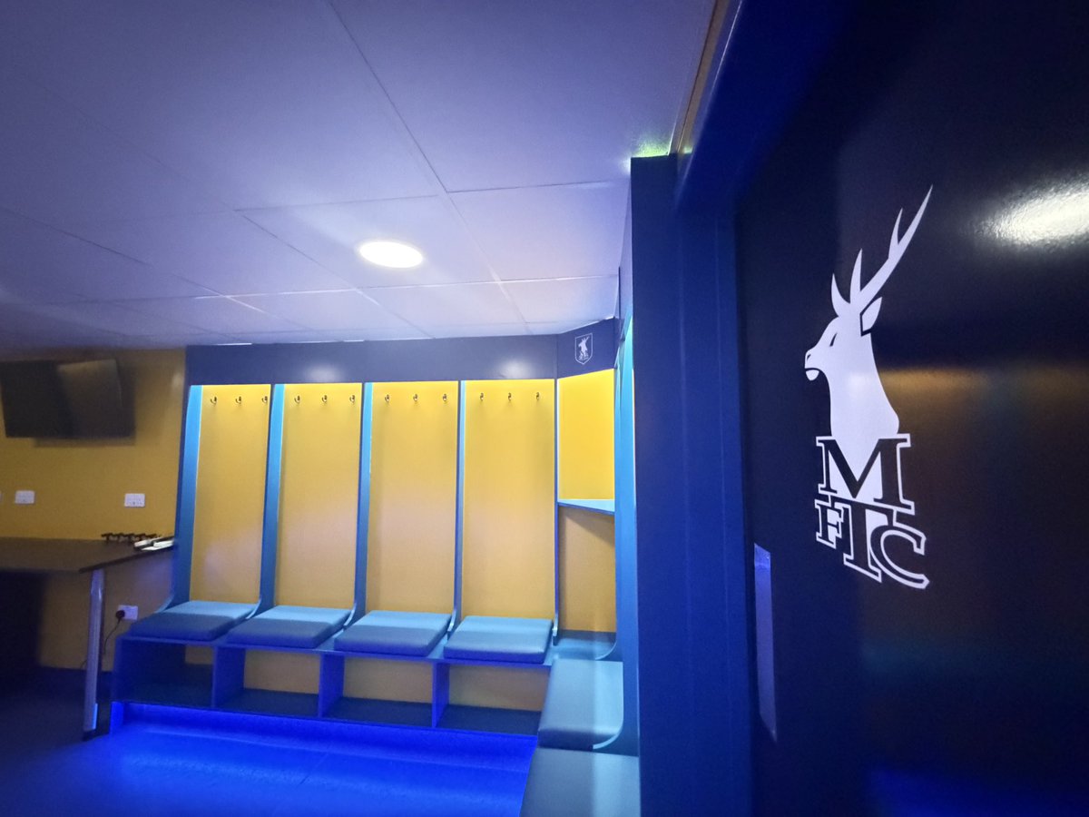 mansfieldtownfc's tweet photo. 🆕 Our new One Call Stadium home dressing room 🏠

#Stags 🟡🔵 https://t.co/PgKGMB9eZV