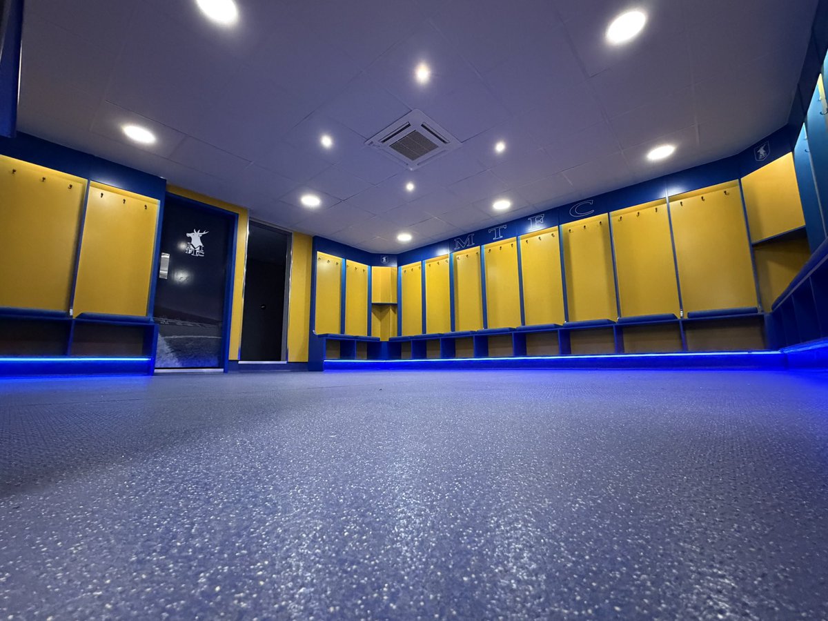 mansfieldtownfc's tweet photo. 🆕 Our new One Call Stadium home dressing room 🏠

#Stags 🟡🔵 https://t.co/PgKGMB9eZV