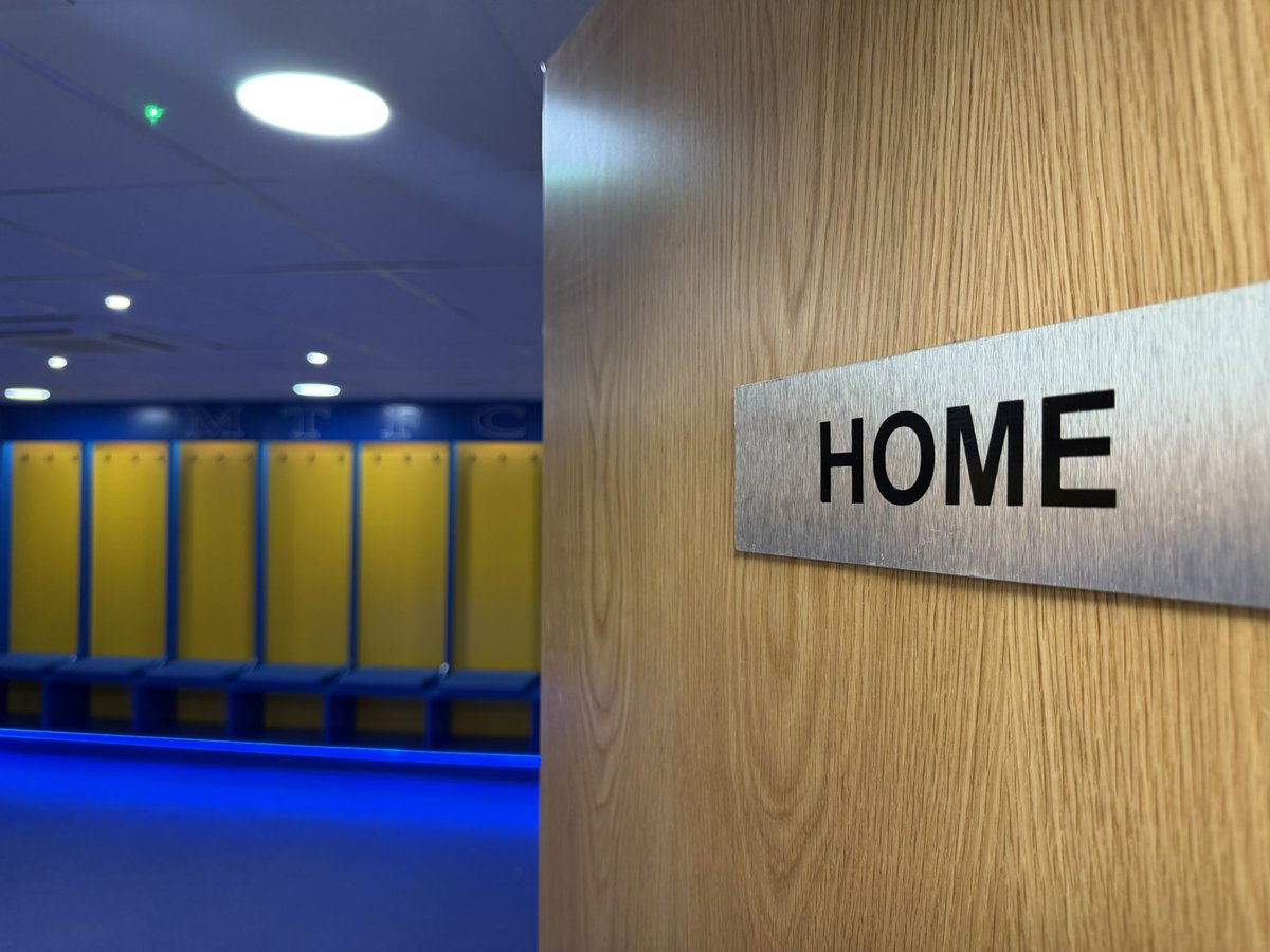 mansfieldtownfc's tweet photo. 🆕 Our new One Call Stadium home dressing room 🏠

#Stags 🟡🔵 https://t.co/PgKGMB9eZV