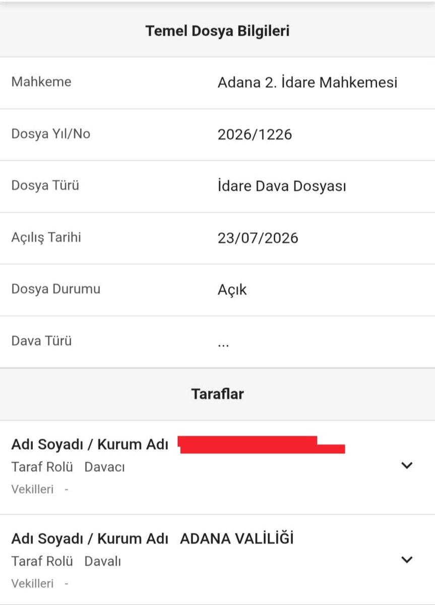 ahmetxaksoz's tweet photo. Değerli Meslektaşlarım,

Emniyet Teşkilatı Kanunu'na, 486 sayılı Kanun Hükmünde Kararnamenin 17.maddesi ile eklenen Ek 21.maddede yazılı "Fazla Çalışma Ücreti" ibaresinin Anayasa Mahkemesi tarafından İPTAL edilmesi için hukukî dava ve mücadelemiz devam etmektedir.Bu ibare, 3911 sayılı Kanun'dan alınan yetkiye dayanılarak dönemin Bakanlar Kurulu tarafından yazılmıştır.Zaten TBMM'de kabul edilip yasa durumunda değildir.Bu fazla çalışma ücreti ifadesi bir defa üst norm DMK 178.maddeye aykırıdır. 

ETK'da, Bakan Olur'unda ve Maaş Bordrolarımızda yer alan "Fazla Çalışma Ücreti " ibaresi hepinizin bildiği gibi hem mevzuat olarak hem Danıştay kararı ile TAZMİNAT ödemesidir. Bu ödeme İdare Mahkemelerinin yerleşik kararlarında da tazminat olarak kabul edilmektedir. Açığa alınan ve mesleğe geri dönen Polisler bu ödemeyi Mahkemeler ile almakta, Emniyet Genel Müdürlüğü avukatları da bu saatlik fazla çalışma ücreti ödemesidir diyerek temyize Danıştay'a gitmemektir.

İşte bu meseleyi Mahkemelere anlatmak, Hâkimleri ikna etmek için dava içindeyiz.

Adana'da meslektaşımız tarafından açılan davamız Adana 2.İdare Mahkemesinde görülecektir. Bu mahkemenin 3.İdare Mahkemesinde olması için bekledik ama olmadı.Sebebi ise;

Adana 3.İdare Mahkemesi'nin Emniyet Teşkilatı Kanununa eklenen Ek 21.madde kararıdır.Mahkeme; Ek 21.maddede yazılı " fazla çalışma ücreti "ifadesinin 657 sayılı Kanun'da düzenlenen ve günlük çalışma saatleri dışında yapılan çalışmaların karşılığı ödenen fazla çalışma ücretinden nitelik olarak farklı olduğu anlaşılmaktadır diyerek fiilen çalışmadığı halde Polise bu tazminat ödenmesine karar vermiştir. Bu dava EGM avukatı, temyiz için İstinafa da gitmemiştir.

Değerli Meslektaşlarım,

350.000 Polis olarak ayda 160 saat üstü her bir fazla çalışmayı ÜCRETSİZ yapıyoruz. Anayasa Mahkemesinin içtihatlarına göre de haftada 40,ayda 160 saat üstü fazla çalışmanın emeğinin verilmemesi Angarya İhlalidir. Bu Angarya'nın bitmesi için davalarımız halka halka büyüyor,emeğimizin peşinde olmaya devam ediyoruz.Bugün Polise 10 bin TL zam verilip ayda 260-300 saat çalıştırma devam edilebilirdi ama bunun yerini fazla çalışma ücreti almıştır. Bir yandan davalarımız bir yandan sosyal medya etkinlikleri ile bu konu gündemde yerini inşallah koruyacak ve TBMM'de yasallaşmasını göreceğiz.Çünkü bir yandan davalarımız ile bir yandan sosyal medya etkinlikleri ile sesimizi duyurmaya devam edeceğiz.

Sayın Bakanımız da, Fazla çalışma ücretlerini 2027 itibarıyla düzenlemeyi planlıyoruz. Maliye ile görüşmelerimizi bu doğrultuda yaptık. 12-36 sistemine geçtiğimizde fazla çalışma saatleri azalacak ve fazla çalışma ücretlerinin ödenebilir bir seviyeye gelmesi mümkün olacak” diye konuştu.

Değerli Meslektaşlarım, 

Geriye dönük 5 yıllık fazla çalışma ücreti hakkınızı almak için EGM'ye sunulacak mesai talep dilekçesini ve Mahkemeye verilecek dava dilekçesini özelden bana ulaşarak alabilirsiniz. Umutsuz meslektaşları lütfen hiç dinlemeyiniz. Onlara he deyin geçin. Günü geldiğinde kazandığımız mesai paralarını onlara göstereceğiz.

#PolisHukukDavası