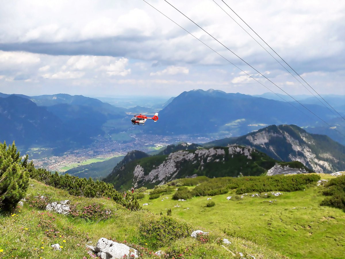 Kesavkuc's tweet photo. Rescue in mountains https://t.co/K70CgR0za0