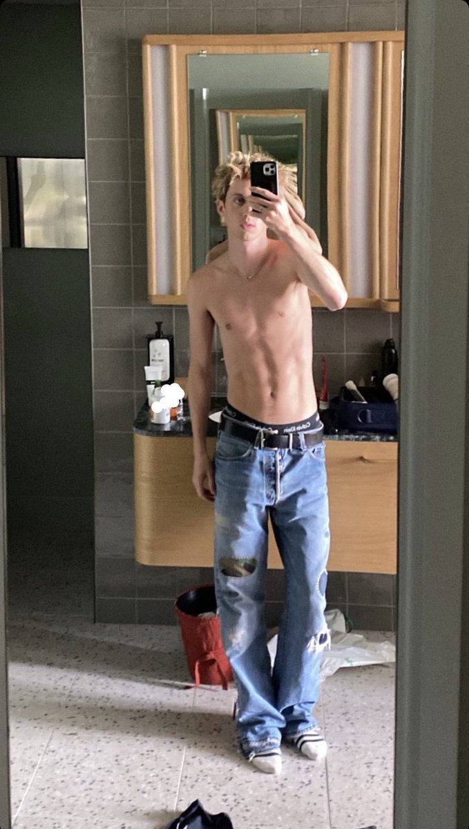 TWINKSIV4N's tweet photo. i need him in my life https://t.co/qqjYKf85kb
