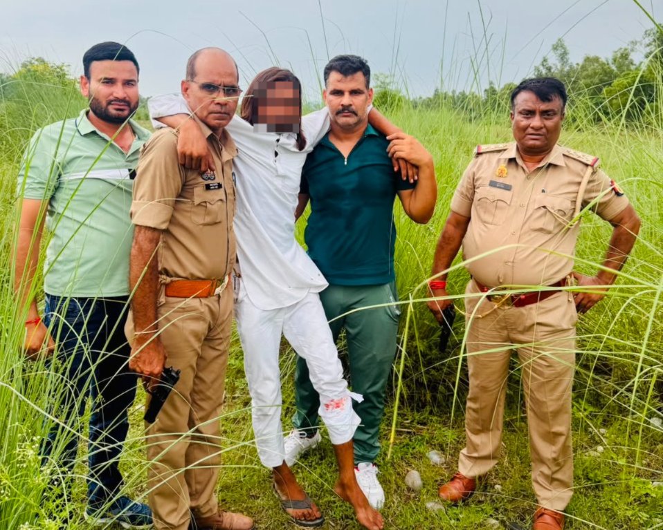 saharanpurpol's tweet photo. #SaharanpurPolice 
#बाईट

➡️आज दिनांक 30.07.2026 को #थाना_मिर्जापुर_पुलिस द्वारा बूढ़ी जमुना किनारे पर संदिग्ध व्यक्तियों एवं वाहनों की चेकिंग की जा रही थी। इसी दौरान एक मोटरसाइकिल पर सवार दो संदिग्ध व्यक्तियों को रुकने का इशारा किया गया, लेकिन वह नही रूके व भागने लगे। पुलिस द्वारा पीछा किए जाने पर दोनों ने झाड़ियों की आड़ लेकर पुलिस टीम पर फायरिंग कर दी। पुलिस टीम की आत्मरक्षार्थ जवाबी कार्यवाही में एक बदमाश के पैर में गोली लगी, जबकि उसका साथी मौके से फरार हो गया। घायल बदमाश की पहचान जावेद पुत्र रईस, निवासी मोहम्मदपुर माजरा रायपुर, थाना मिर्जापुर के रूप में हुई है, जो थाना मिर्जापुर का सक्रिय गौकश एवं हिस्ट्रीशीटर अपराधी है तथा अभियुक्त के विरुद्ध करीब एक दर्जन आपराधिक मुकदमे दर्ज हैं। घायल अभियुक्त के कब्जे से एक स्प्लेंडर मोटरसाइकिल, गौकशी के उपकरण, एक अवैध तमंचा .315 बोर, एक खोखा कारतूस एवं तीन जिन्दा कारतूस बरामद हुए हैं। फरार अभियुक्त की तलाश जारी है तथा अग्रिम विधिक कार्रवाई की जा रही है।

➡️जिसके सम्बन्ध में #CO_BEHAT सुश्री प्रिया यादव द्वारा दी गयी #बाईट।

@UPPolice
@adgzonemeerut
@digsaharanpur
@aajtak