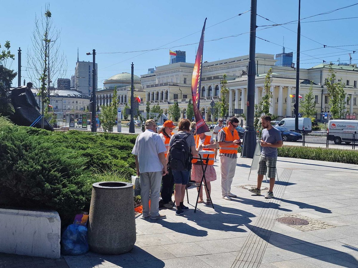 SORwaw's tweet photo. 🟡🔴 Pierwszy dzień zbiórki podpisów!

Nasi wolontariusze są już na ulicach Warszawy i zbierają podpisy pod referendum.

Dziękujemy za każdy podpis i każde wsparcie. 

Śledźcie nasze media społecznościowe i stronę https://t.co/MitdTSUX5t

#SOR #SORwaw #referendum #Warszawa https://t.co/F4zlAJREkq