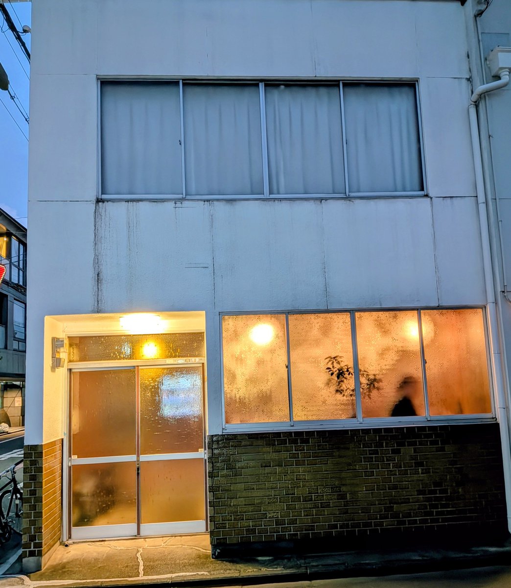 Nagisa56941's tweet photo. お久しぶりの二条城近くキュロット

バナナカスタードパイ🍌
カフェオレ☕

おひとり様専用のお店！
ご飯系もデザート系も種類が充実してるから何頼むかホント迷う💦

���日夜やけど満席！人気店✨️

#京都カフェ　#カフェ巡り https://t.co/NmBZ6vEUwW