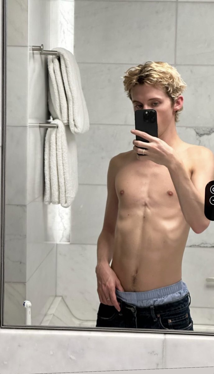 TWINKSIV4N's tweet photo. i need him in my life https://t.co/qqjYKf85kb