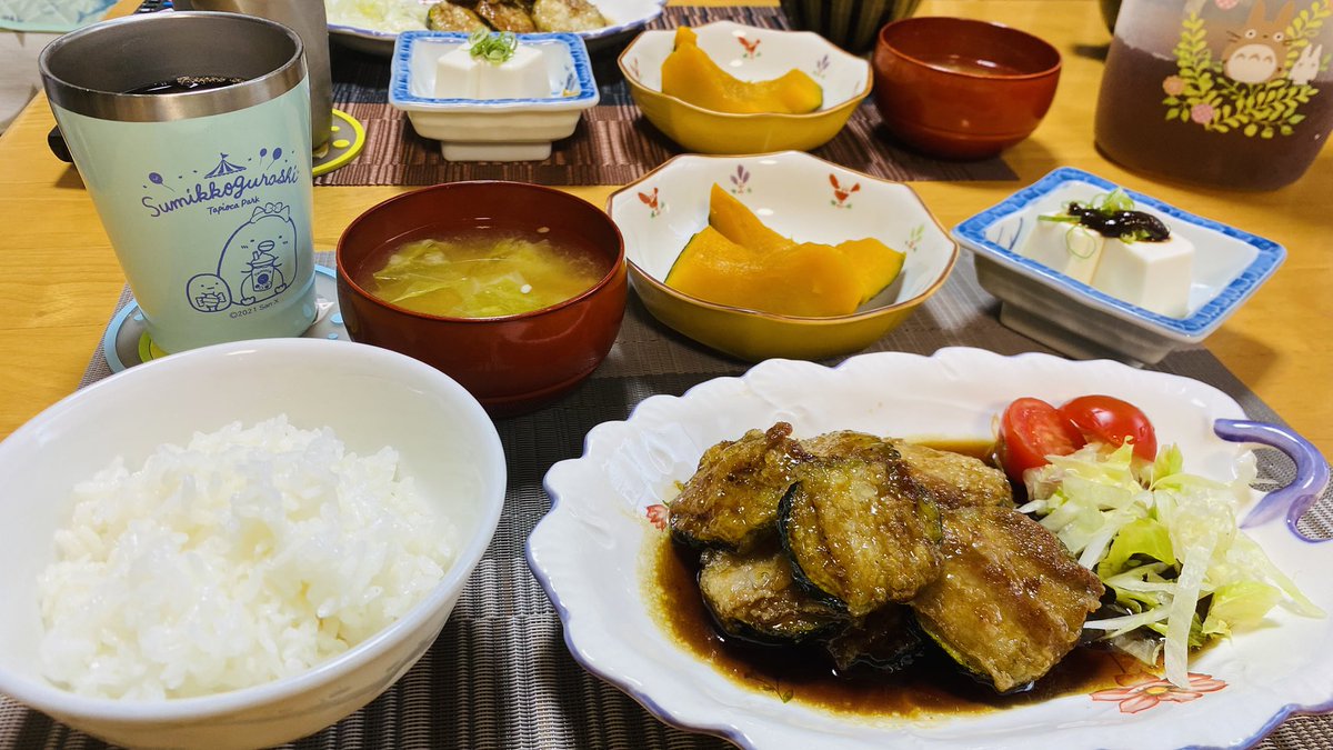nehan7's tweet photo. とゆー訳で、本日の晩御飯(☝ ՞ਊ ՞)☝
・ズッキーニの豚バラ巻照り焼き風
・南瓜の煮付け
・冷奴を田楽味噌で。
・キャベツと人参のお味噌汁 https://t.co/Jc3cSr7mhx