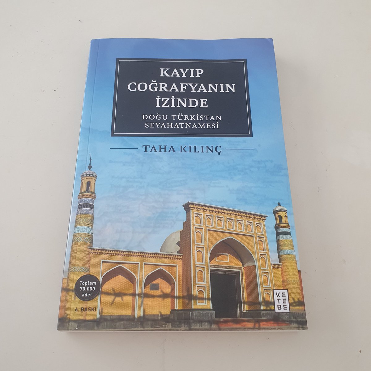 ali_dervisoglu's tweet photo. Heyecanla beklediğim kitap elime ulaştı. @sncamdali beyefendiye çok teşekkür ederim. Çıktığı günden beri konuşulan, gündemden hiç düşmeyen, @uygur_report gözlemlerini anlatan Taha Kılınç'ın hazin hatıralarla dolu bu eseri bence sizi de Doğu Türkistan seyahatine götürecektir. https://t.co/OF3fIxEzPG