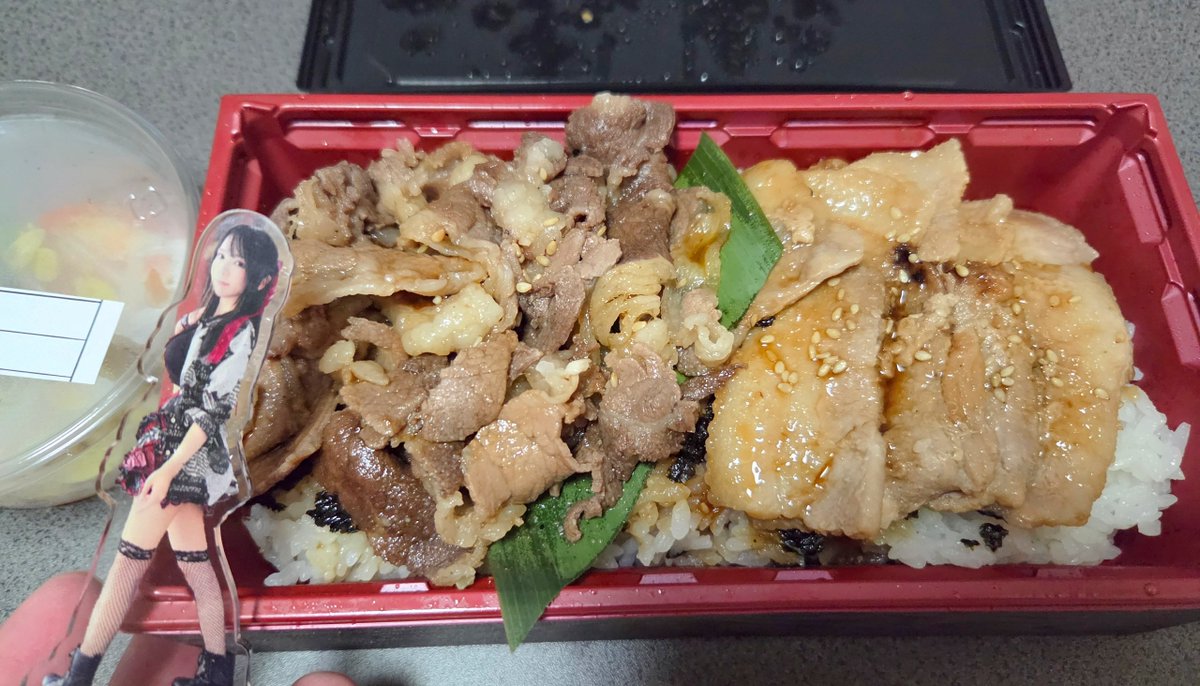 radiant_noir's tweet photo. 安楽亭さんの得々Wカルビ焼肉弁当をいただきました。
気になっていたお店で、テイクアウトができたので頼んでみました。

がっつりお肉で、美味しかったです。
#いただきユーリン #ユキノユーリ https://t.co/7zox5gskPM