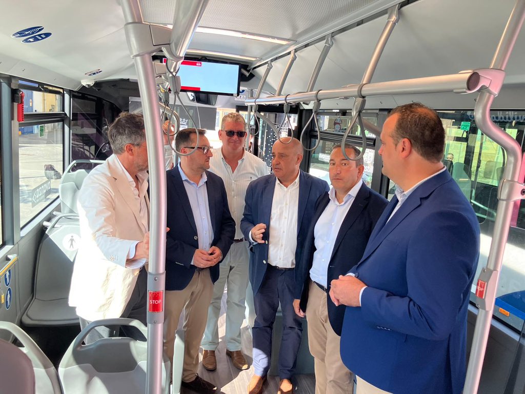 eloy1271's tweet photo. La @jcyl moderniza el transporte con dos nuevos 🚌 híbridos que incorpora #Avanza para #Villamayor y #SantaMarta. En Salamanca, el éxito de #Buscyl supera las expectativas: 5 millones de viajes de los 15 millones de CyL🚏🚎💪🏼 https://t.co/xL878VdDri