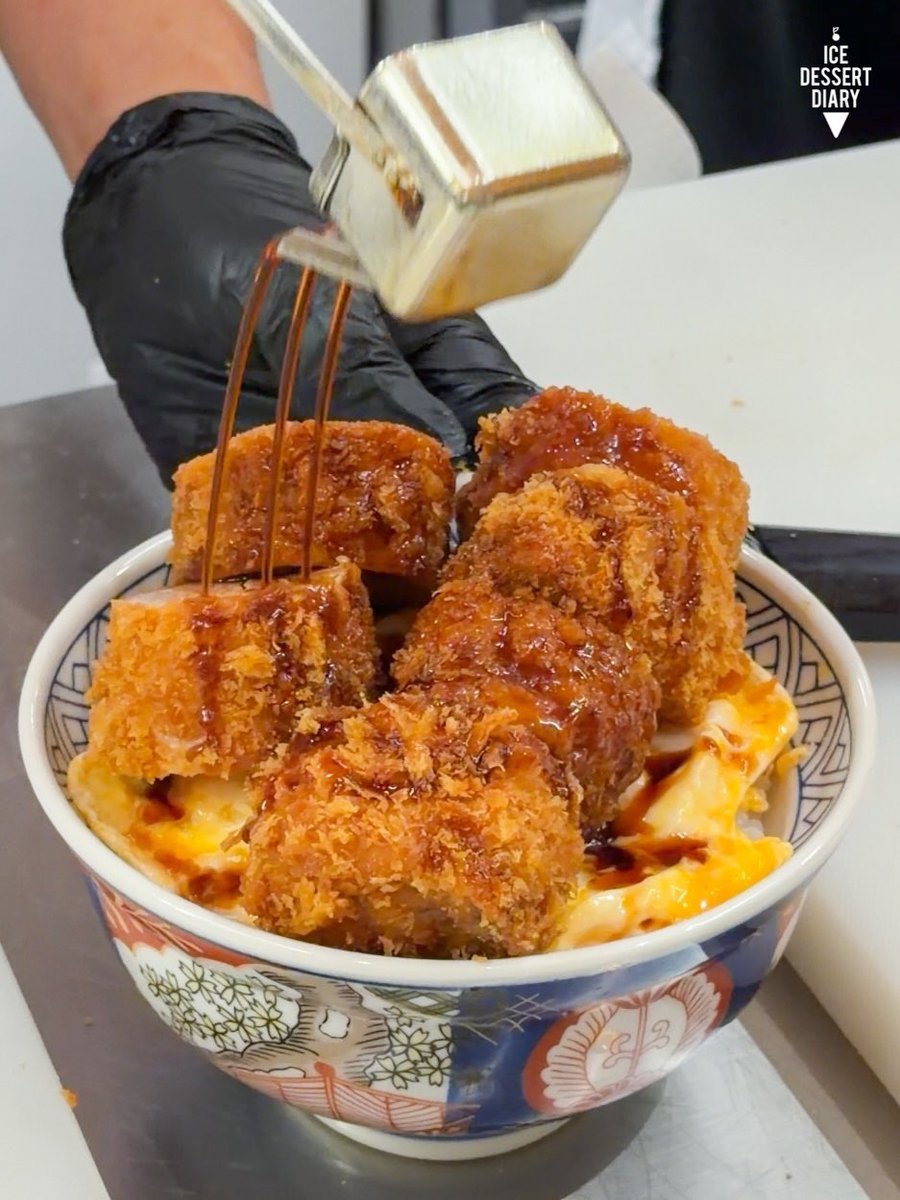 icedessertdiary's tweet photo. หมูทอดทงคัตสึชิ้นใหญ่เบิ้มมมมาก! 😳 Tonkatsu Hajime ร้านดังจากโตเกียวมาเปิดไทยแล้ว! ซิกเนเจอร์คือ ชาโตบริยองด์ เป็นเนื้อสันในหมูส่วนที่ดีที่สุด เนื้อนุ่มฉ่ำมากๆ แนะนำให้จับคู่กุ้งทอดจัมโบ้ กินคู่ทาร์ทาร์ไข่ต้ม อร่อยยยน 😋

@aroii #อร่อยบอกต่อ https://t.co/u3uWOYiLVD