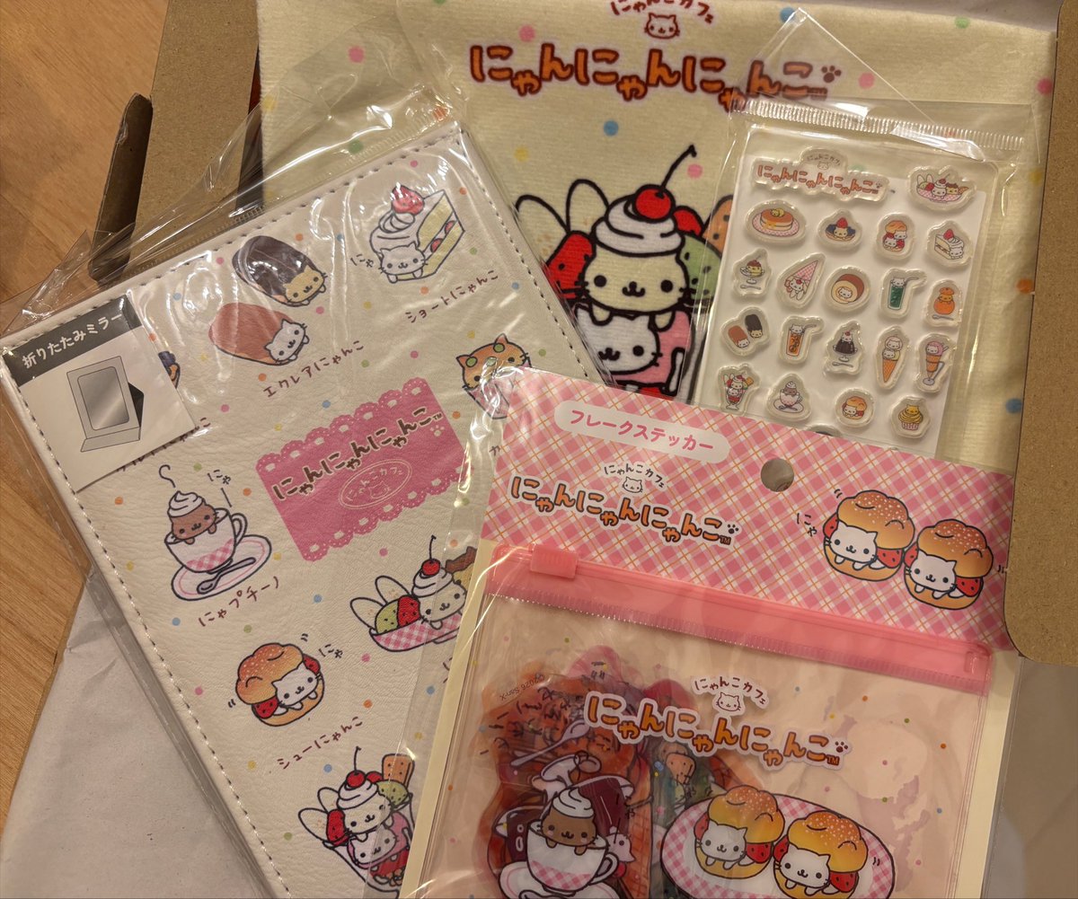 hen_te_ko_'s tweet photo. 追加で購入してたサンキューマートのにゃんにゃんにゃんこグッズ届いた( ՞ෆ ෆ՞ )💖
全部かわいくて幸せ
ただアクリルパーツの使い道に迷う。。 https://t.co/4AjJdhVcid
