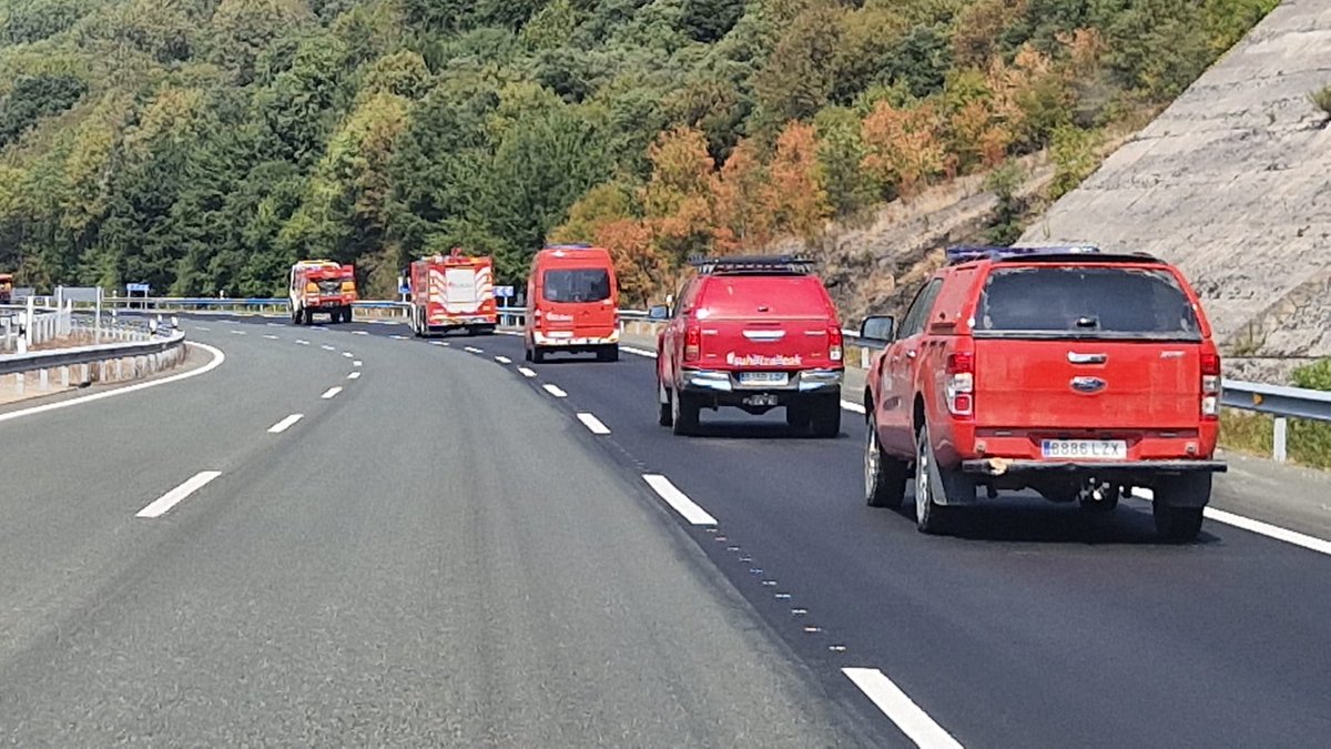 Bizkaia's tweet photo. 💚🏡 Ongi etorri etxera!

Gure operatiboa Bizkaiara itzuli da dagoeneko, Madrilgo Erkidegoko baso-suteak itzaltzeko lanetan parte hartu ondoren.

En total, 57 profesionales han formado parte de este operativo de la Diputación Foral de Bizkaia: 14 bomberos y bomberas y 43 profesionales del Servicio de Montes y de Basalan, distribuidos en dos relevos.

Eskerrik asko zuen konpromisoagatik, ahaleginagatik eta profesionaltasunagatik. Y un agradecimiento especial al Albergue Juvenil y al Ayuntamiento de El Escorial por su hospitalidad y por cuidar de nuestro equipo durante estos días.

🌲Cuando un territorio necesita ayuda, Bizkaia responde. 💚

#IIFF #112Madrid @BomberosBizkaia @BomberosEuskadi