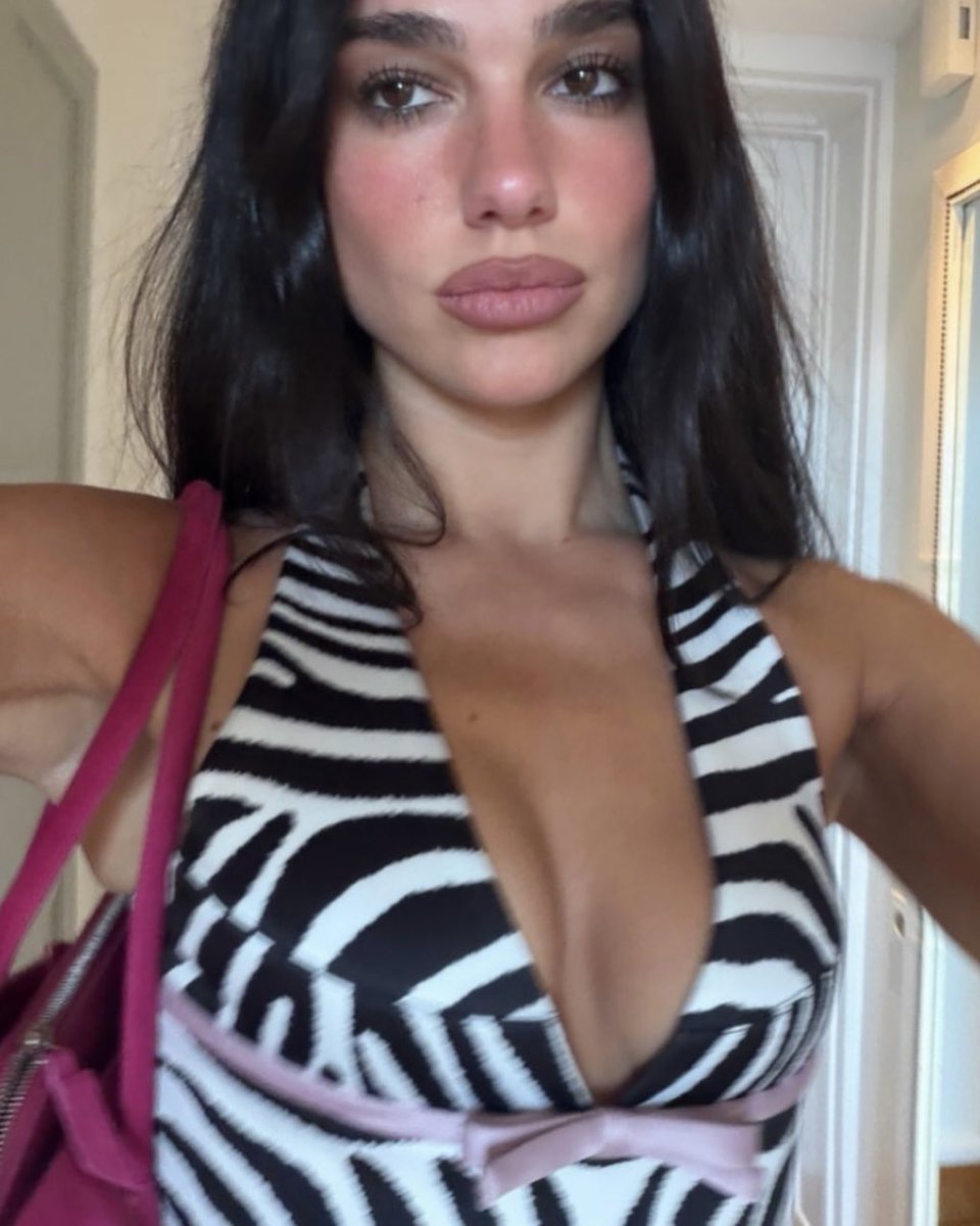 PopCrave's tweet photo. Dua Lipa stuns in new photos from Stockholm:

“Puss puss :* 🇸🇪🇸🇪🇸🇪” https://t.co/PCd731tgEu