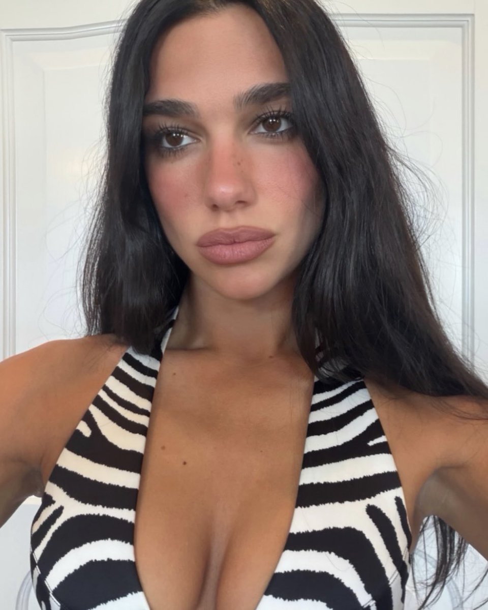 PopCrave's tweet photo. Dua Lipa stuns in new photos from Stockholm:

“Puss puss :* 🇸🇪🇸🇪🇸🇪” https://t.co/PCd731tgEu