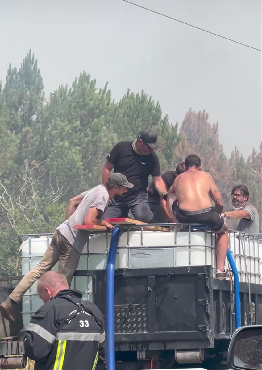 Sandra1Christel's tweet photo. L'équipe sur le front avec les pompiers 🚨🚙🙏 Montaine . Maxime..Paul.. Florian.. Entrepreneurs .. commerçants du bassin..Ils sont incroyables 🌿🙌 #incendies #urgence #bassinarcachon #benevoles #pompiers https://t.co/FBk7bpVSIO