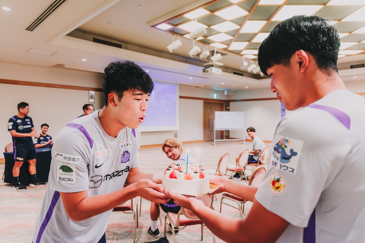 sanfrecce_SFC's tweet photo. 今日は章斗のバースデー🎂
みんなでお祝いしました🎉

章斗、お誕生日おめでとう💜
素敵な一年になりますように！

#鈴木章斗 #HappyBirthday
#sanfrecce #ONEVIOLET https://t.co/hUpJWdvFz3