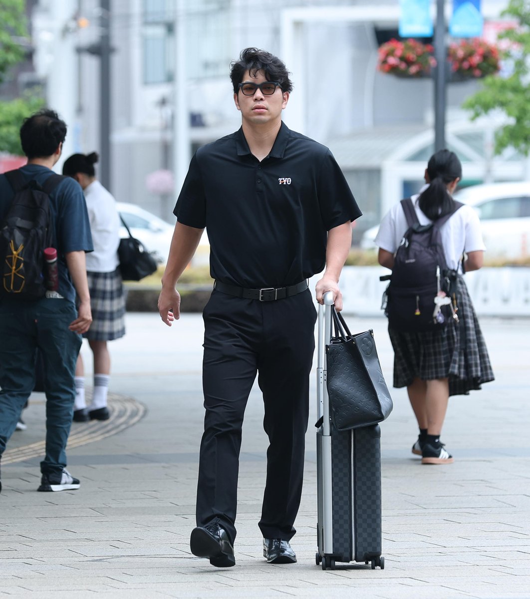 sanspo_giants's tweet photo. 【🚅#移動風景から✈️】

オールスター出場組は新幹線で富山から帰京

敢闘選手賞に輝いた #大城卓三 選手は、黒を基調としたコーディネート（撮影・水島啓輔）

#巨人 #ジャイアンツ #giants #サンスポ https://t.co/DeH8nvzzj4