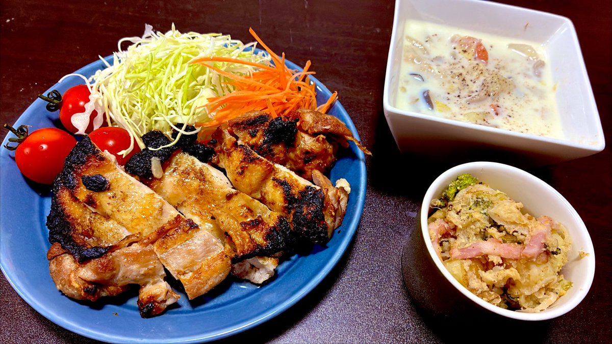 tsukasa9991's tweet photo. #今日のごはん
#おうちごはん 

・豆乳スープ
・ポテトサラダ
・にんにく醤油の鶏肉(サミット)
・野菜たち

今回は豆乳の冷やしスープ✌️
汁無し具材煮？に
冷蔵庫から出したて豆乳をIN
えーうまいやんいいね🤤
かなりの量ができたので数日分✌️

ポテサラもレモン胡麻マヨうまうま
夏乗り切れそう〜 https://t.co/bzxnej038I