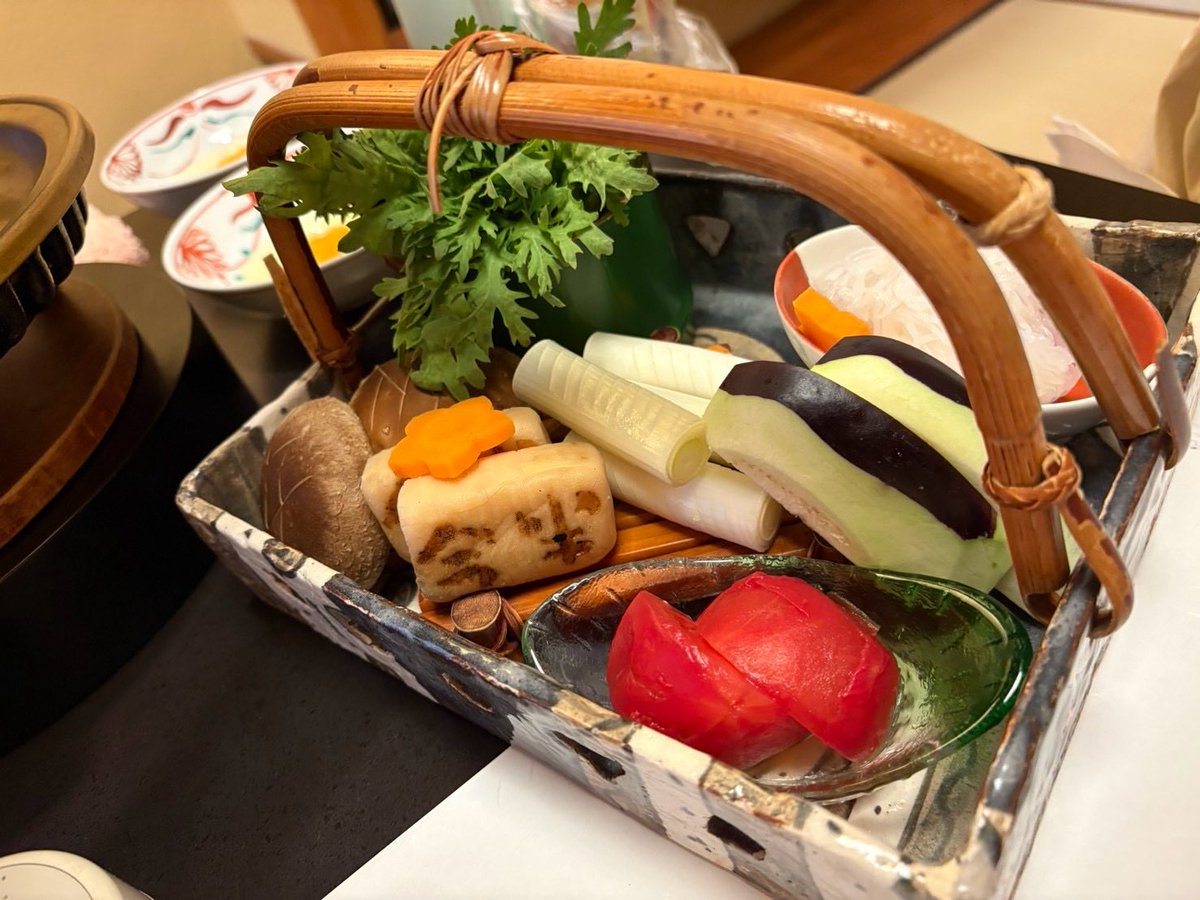 ame_chan_mama's tweet photo. お食い初め🌸

📍人形町今半

家族4人だけのお祝いでしたが大大大満足♡

お食い初め膳はもちろん
👶産着や帽子の貸し出しあり
📖お食い初めの手順も教えてもらえる
📸写真撮ってもらえる✨

おむつ交換台があり、毎回交換シートもいただけて、赤ちゃん連れでも安心💓

そして何より… https://t.co/mm9WwBCV0R