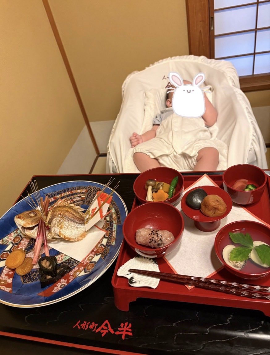 ame_chan_mama's tweet photo. お食い初め🌸

📍人形町今半

家族4人だけのお祝いでしたが大大大満足♡

お食い初め膳はもちろん
👶産着や帽子の貸し出しあり
📖お食い初めの手順も教えてもらえる
📸写真撮ってもらえる✨

おむつ交換台があり、毎回交換シートもいただけて、赤ちゃん連れでも安心💓

そして何より… https://t.co/mm9WwBCV0R