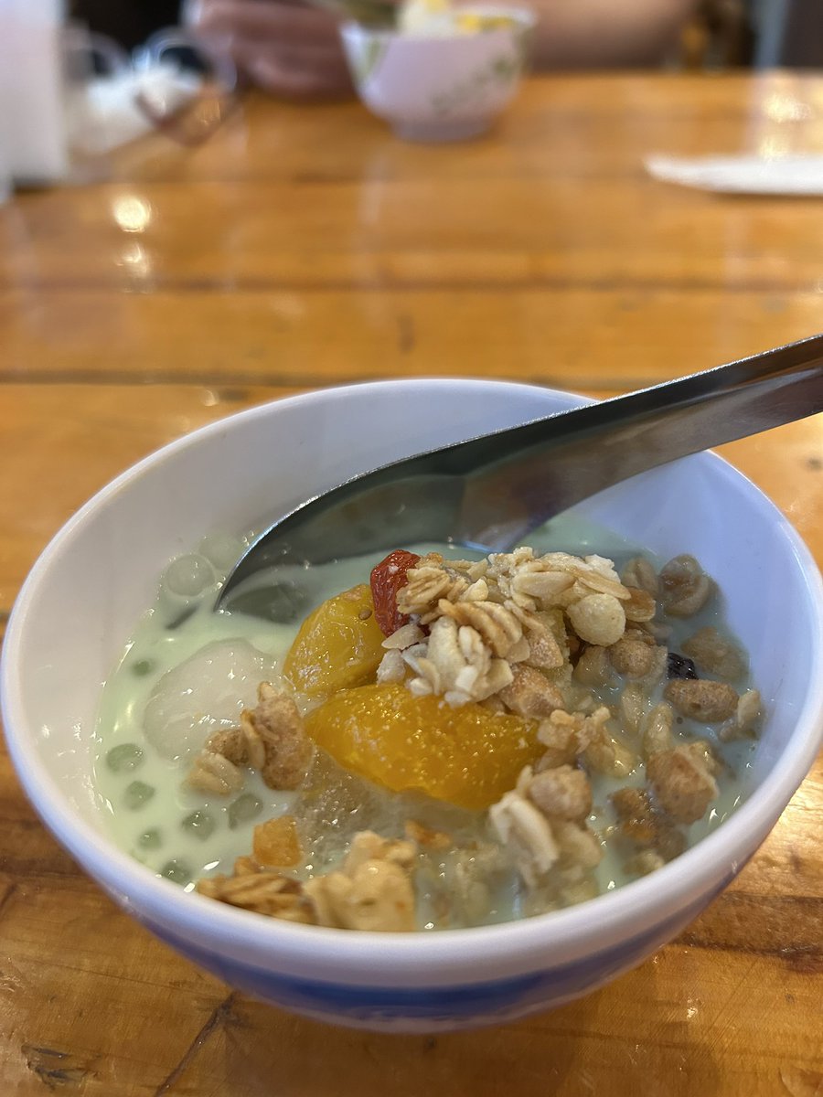 tayunayuta's tweet photo. ベトナム料理ランチにドリンク＆チェー食べ放題つけて腹がはち切れるほど食べて幸せ https://t.co/7ObmBDJr3E