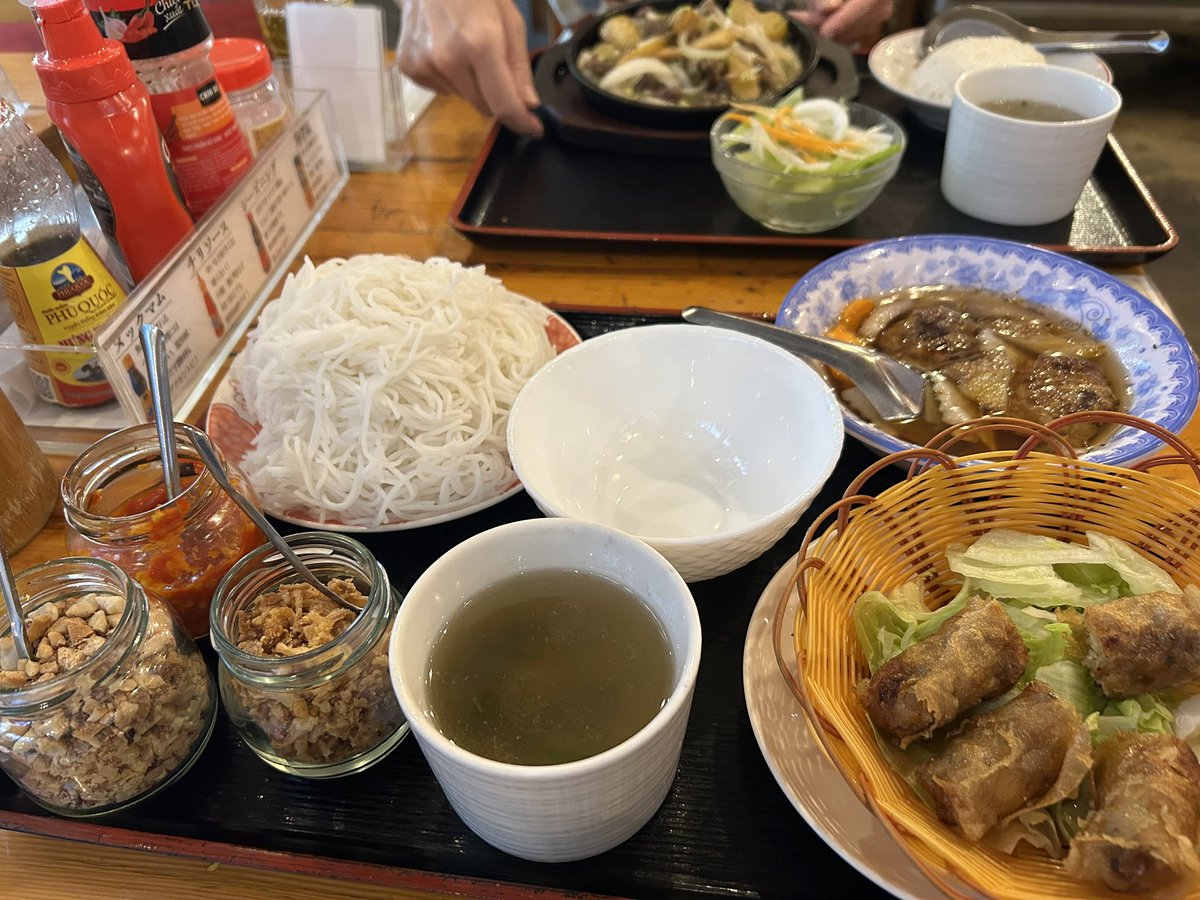 tayunayuta's tweet photo. ベトナム料理ランチにドリンク＆チェー食べ放題つけて腹がはち切れるほど食べて幸せ https://t.co/7ObmBDJr3E