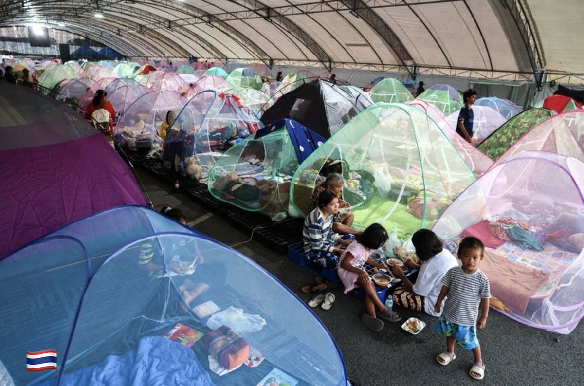 mtvktpd's tweet photo. @justastrawdog 写真1枚目→韓国の避難所
写真2枚目→台湾の避難所
写真3枚目→タイの避難所
写真4枚目→熊本の避難所(昨日の写真)

韓国より台湾よりタイより税金が遥かに多いのに避難所がこのレベルでバカみたいな国🇯🇵 https://t.co/jIBYfELeLa
