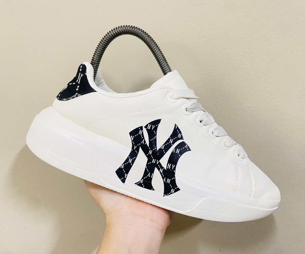 tungoolunla's tweet photo. NY Chunky Liner ปี 2022 แท้ 💯
Size 38.5 ยาว 24.5 cm.
Price : 380🎀 38 ใส่ได้
สวยมาก งานลำลอง ใส่เที่ยวได้ เบา ใส่สบาย
สนใจแคปรูปส่งเข้าไลน์ทางร้านได้เลย🎉
—————————————
🛒สั่งซื้อที่ Line 📲 @521nsmga
#รองเท้ามือสอง #รองเท้ามือสองของแท้ #Nike #nike #Boston #NY #ส่งต่อรองเท้า https://t.co/F2mVshrr9c